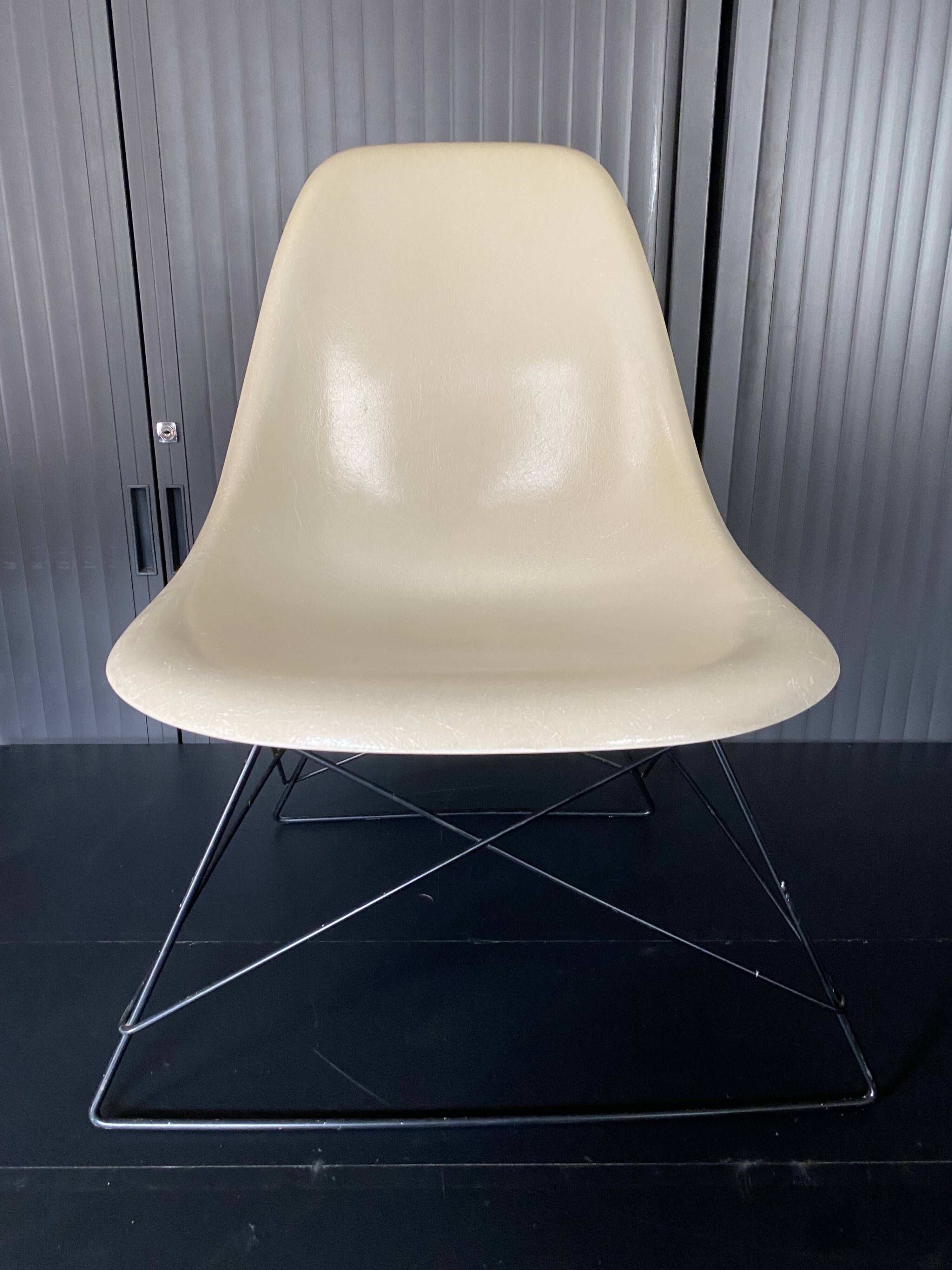 Eames lounge chair white fibre parchment base cat’s cradle Herman Miller