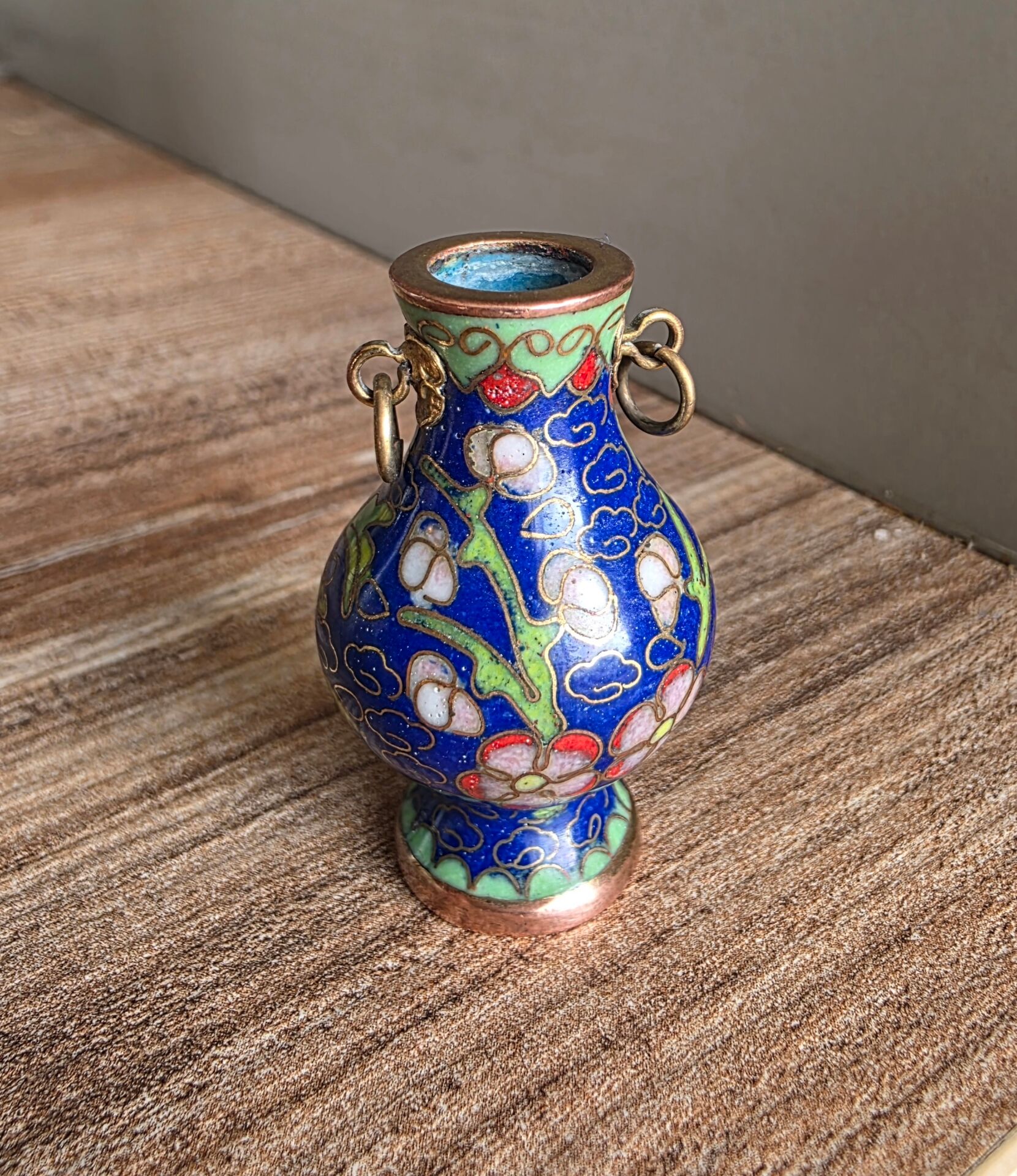 Mini vase de vitrine en émail cloisonné chinois