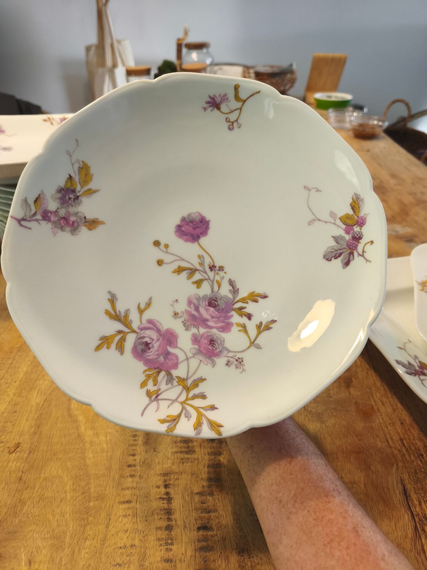Plate, cut