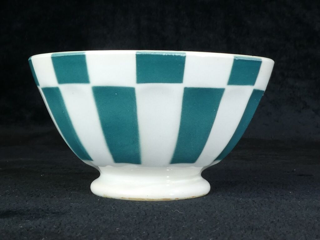 Former little bol Digoin has facets with green stripes