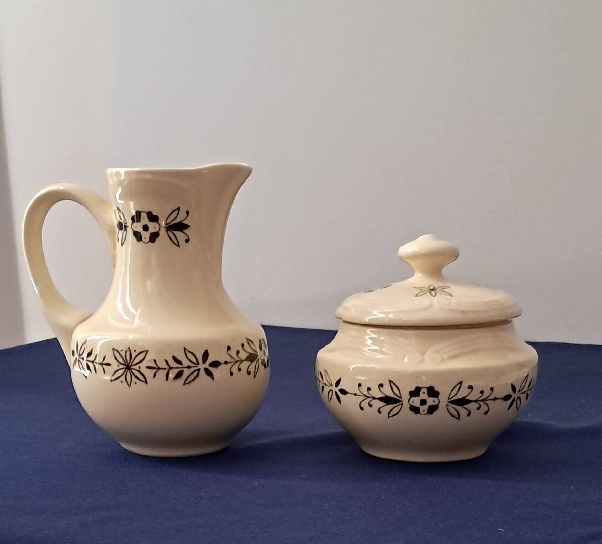 Jug and sugar bowl from Valenciennes by the Gien pottery. Vintage.