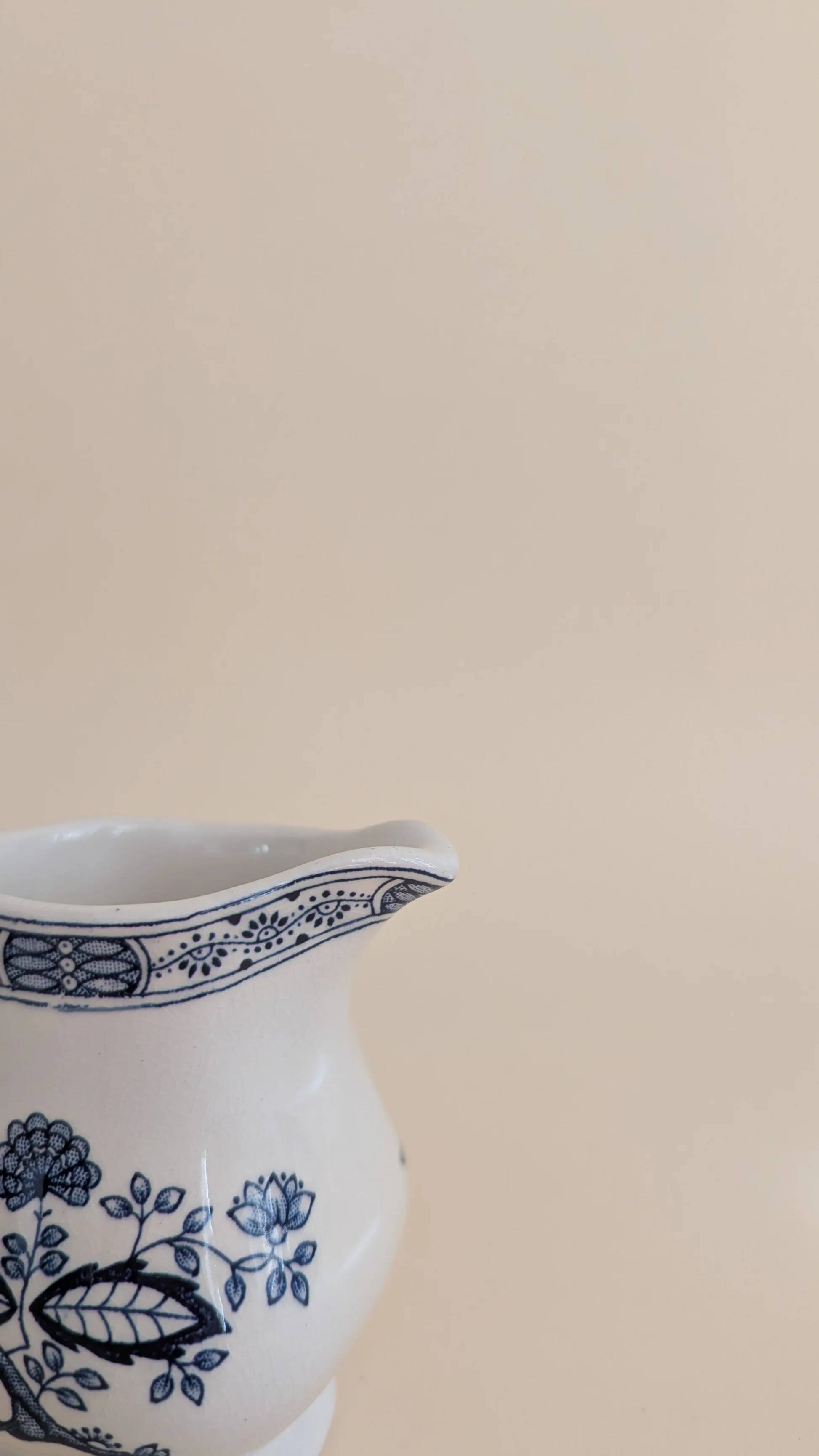 Ensemble de 6 tasses à café et son pot à lait