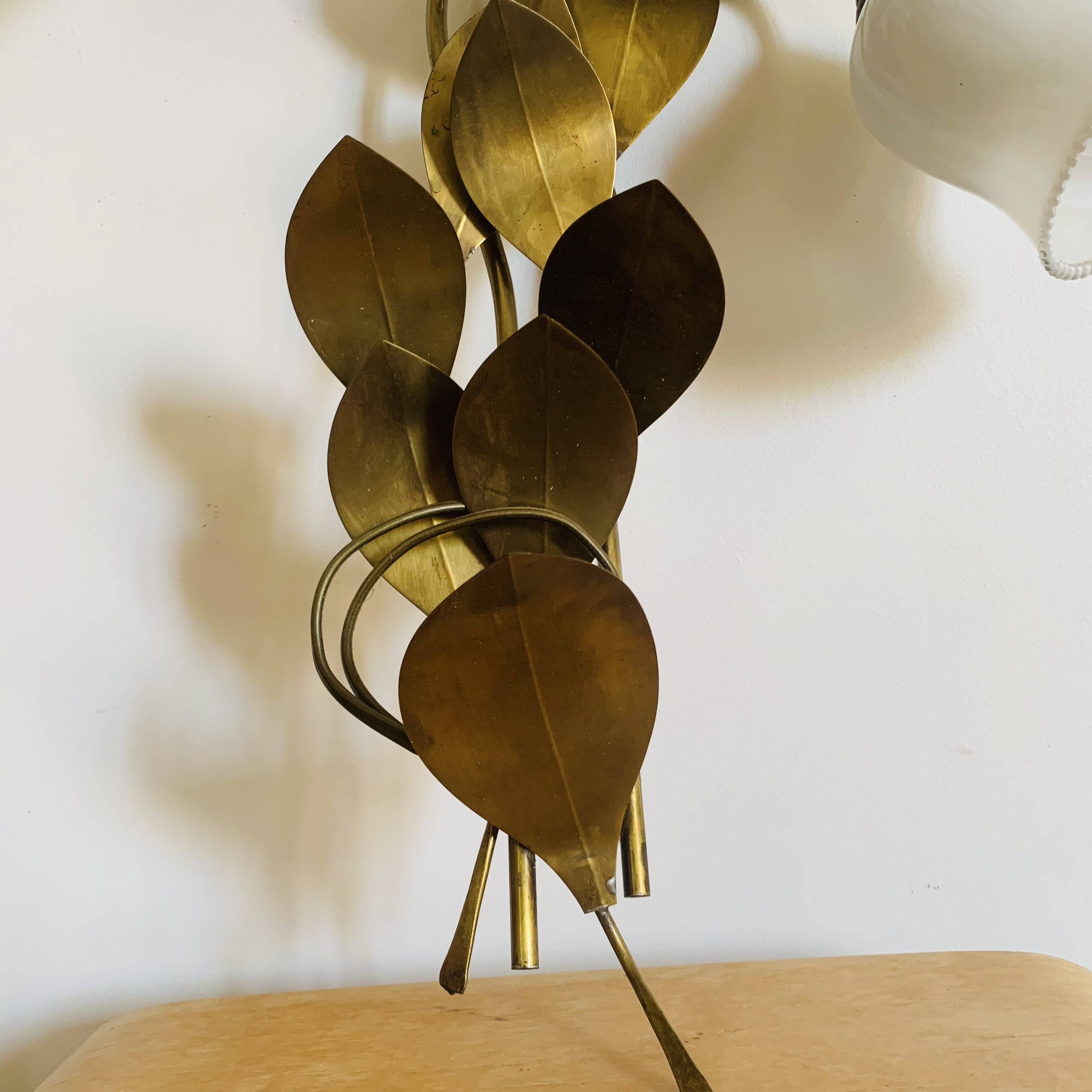 Floral wall light with 2 bulbs in brass and opaline, – 1950s/60s