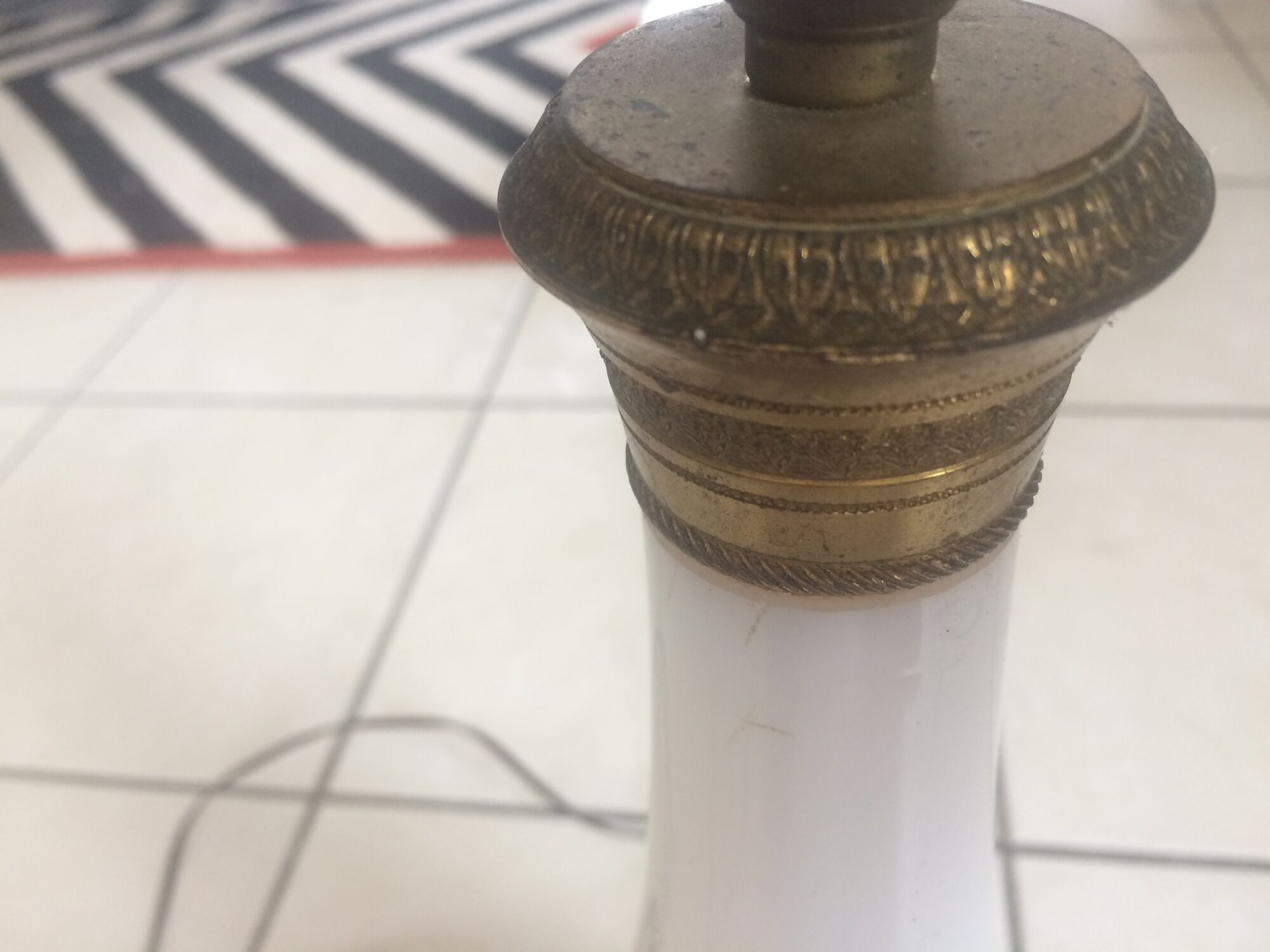Bronze lamp from the end of the 19th in white opaline and strappings