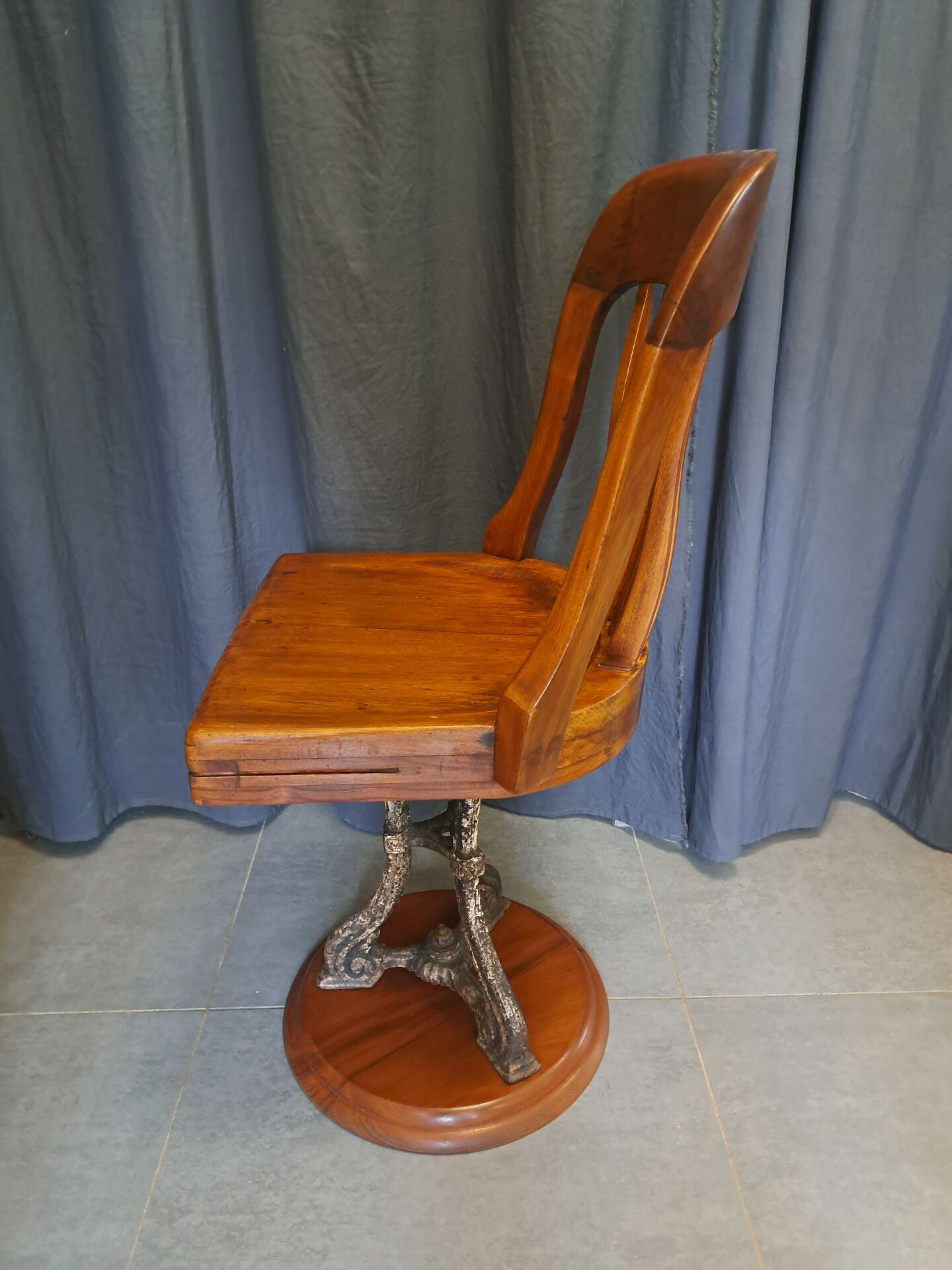American chair in walnut and cast iron