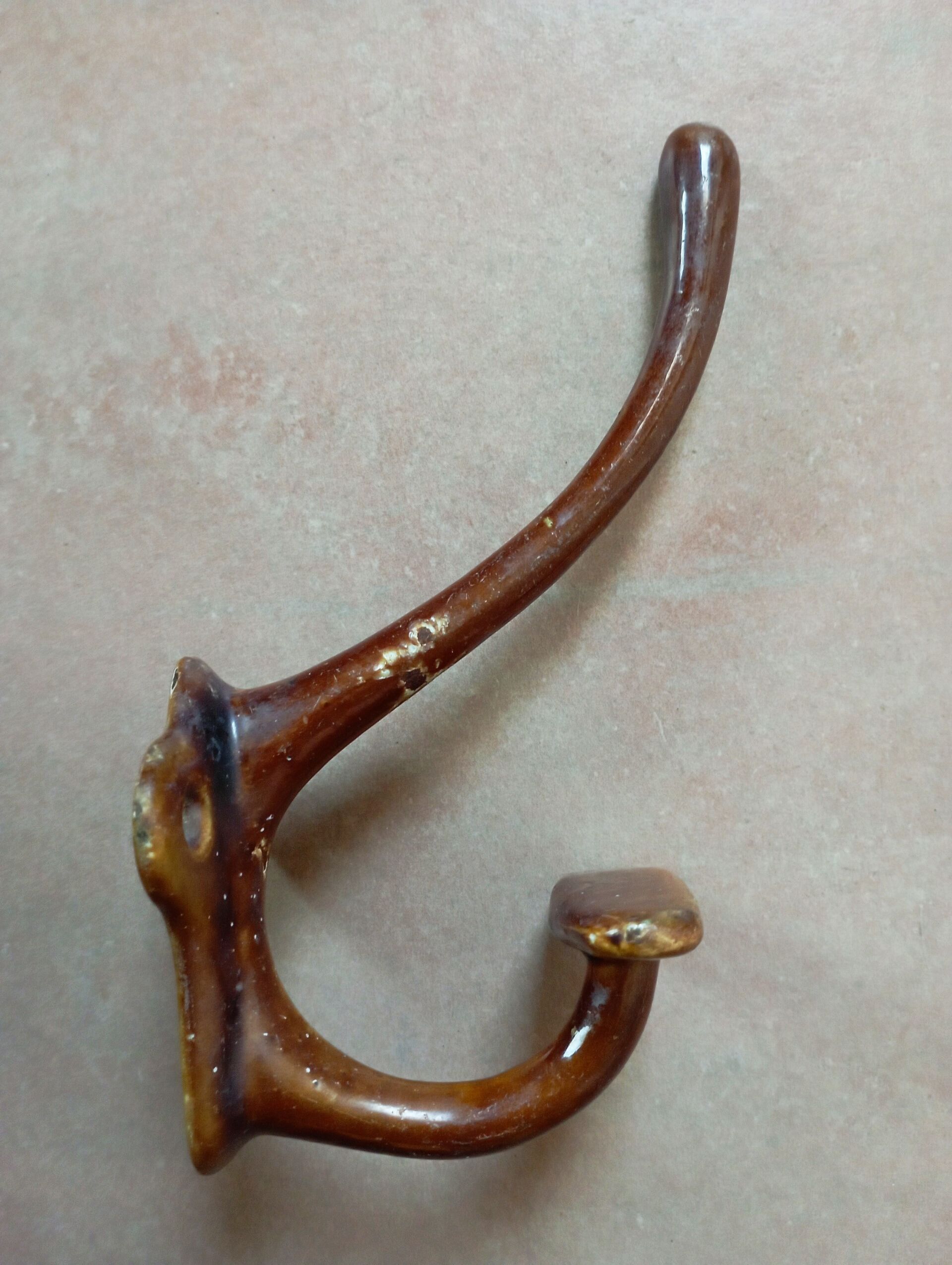 Enamelled cast iron hook