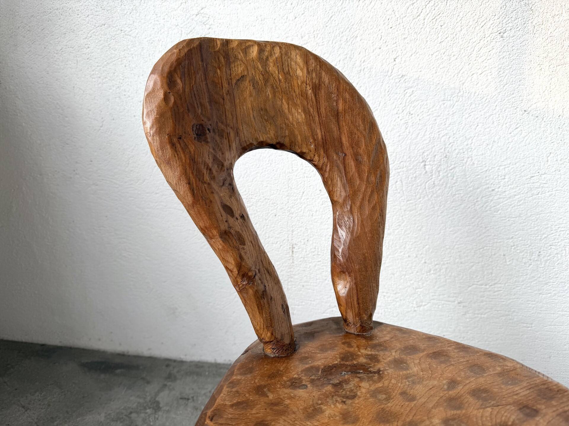 Petite chaise sculptée à la gouge
