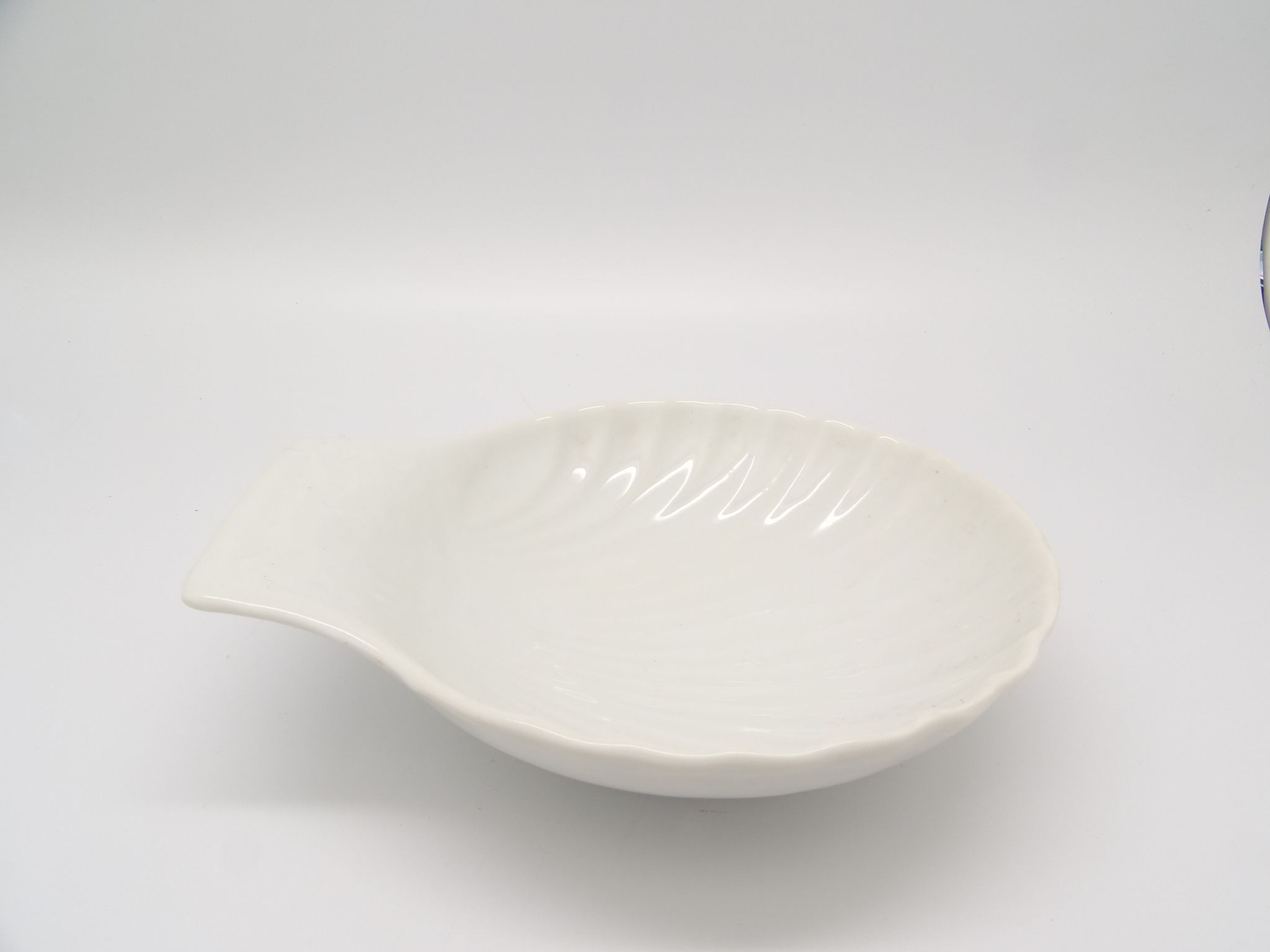 Shell-shaped pocket emptier