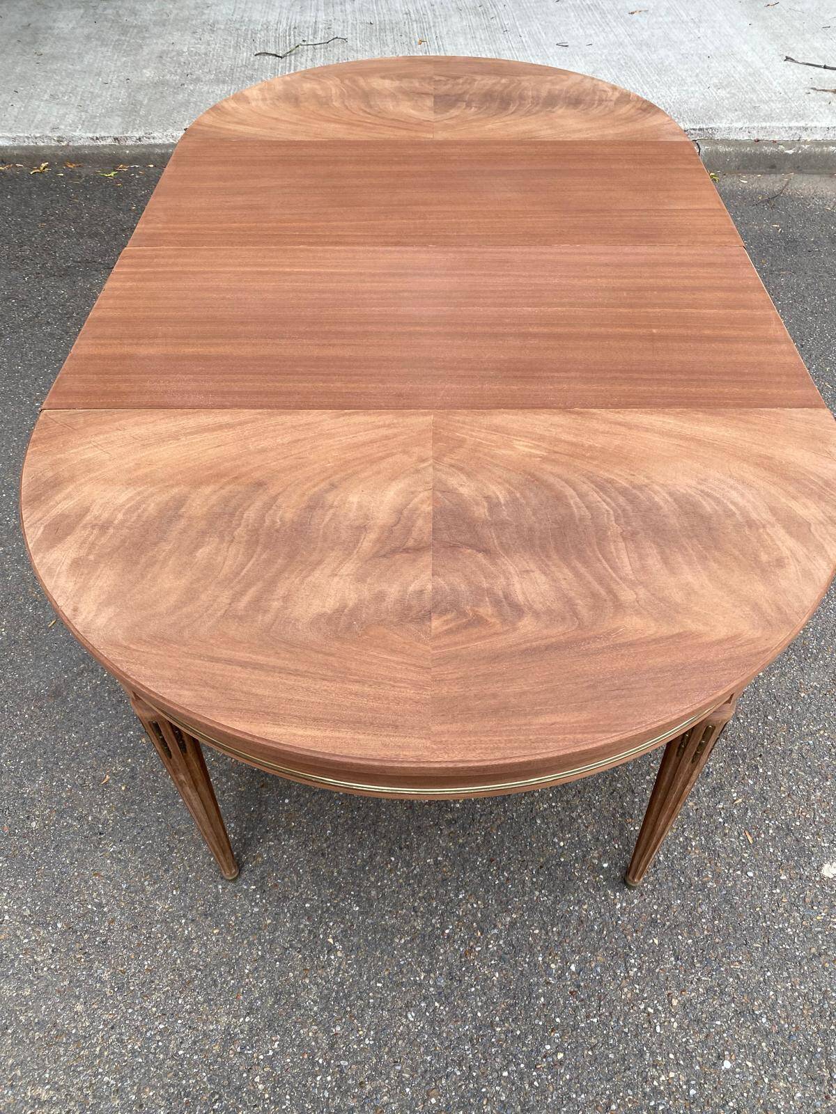 Table à manger ronde extensible Louis XVI décapée en acajou massif et laito