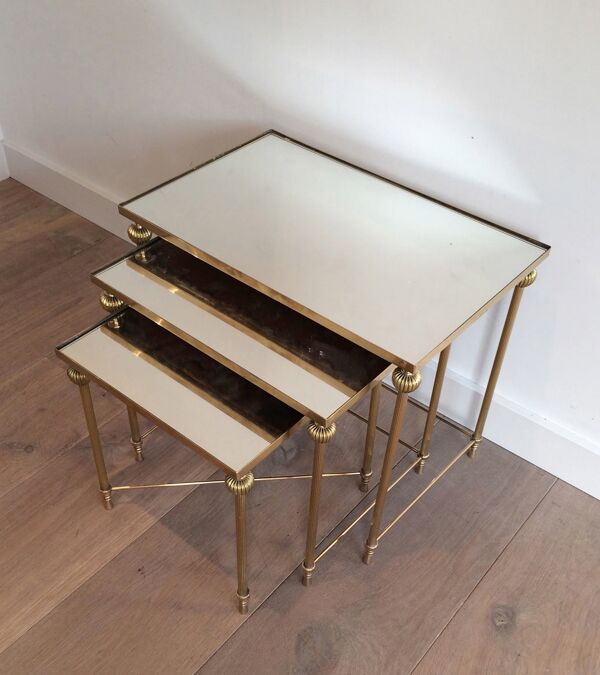 Suite de tables gigognes en laiton. Vers 1940.