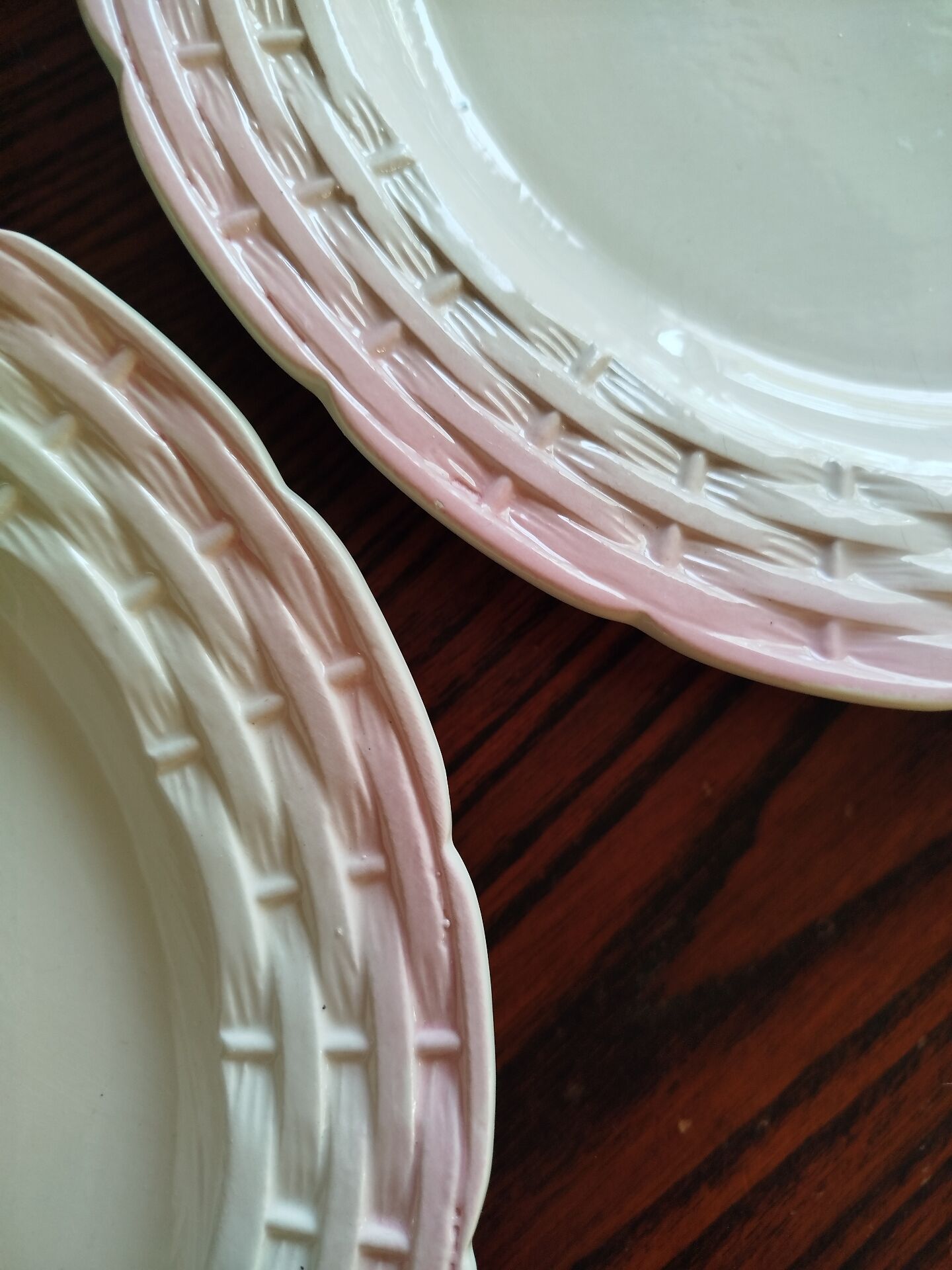 Duo d'assiettes italiennes en barbotine 