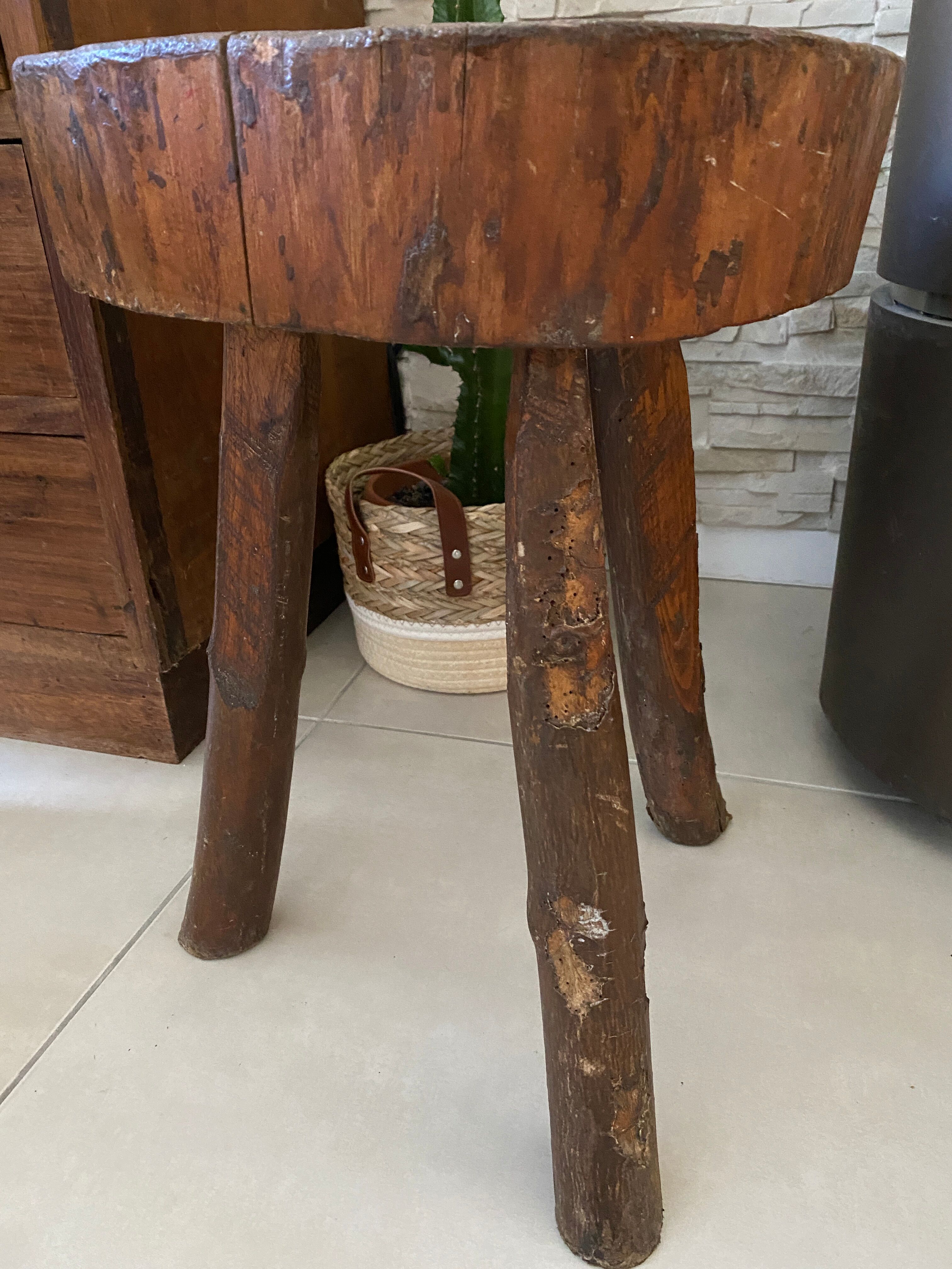 Tabouret tripode brutaliste