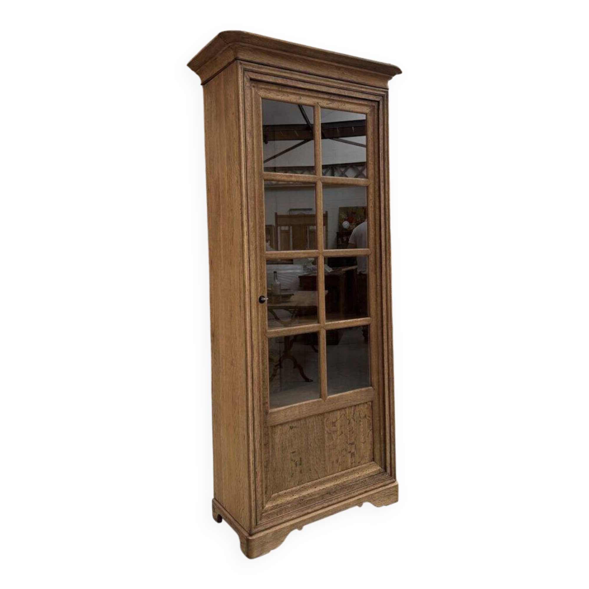 Oak display cabinet from the early 20th century.