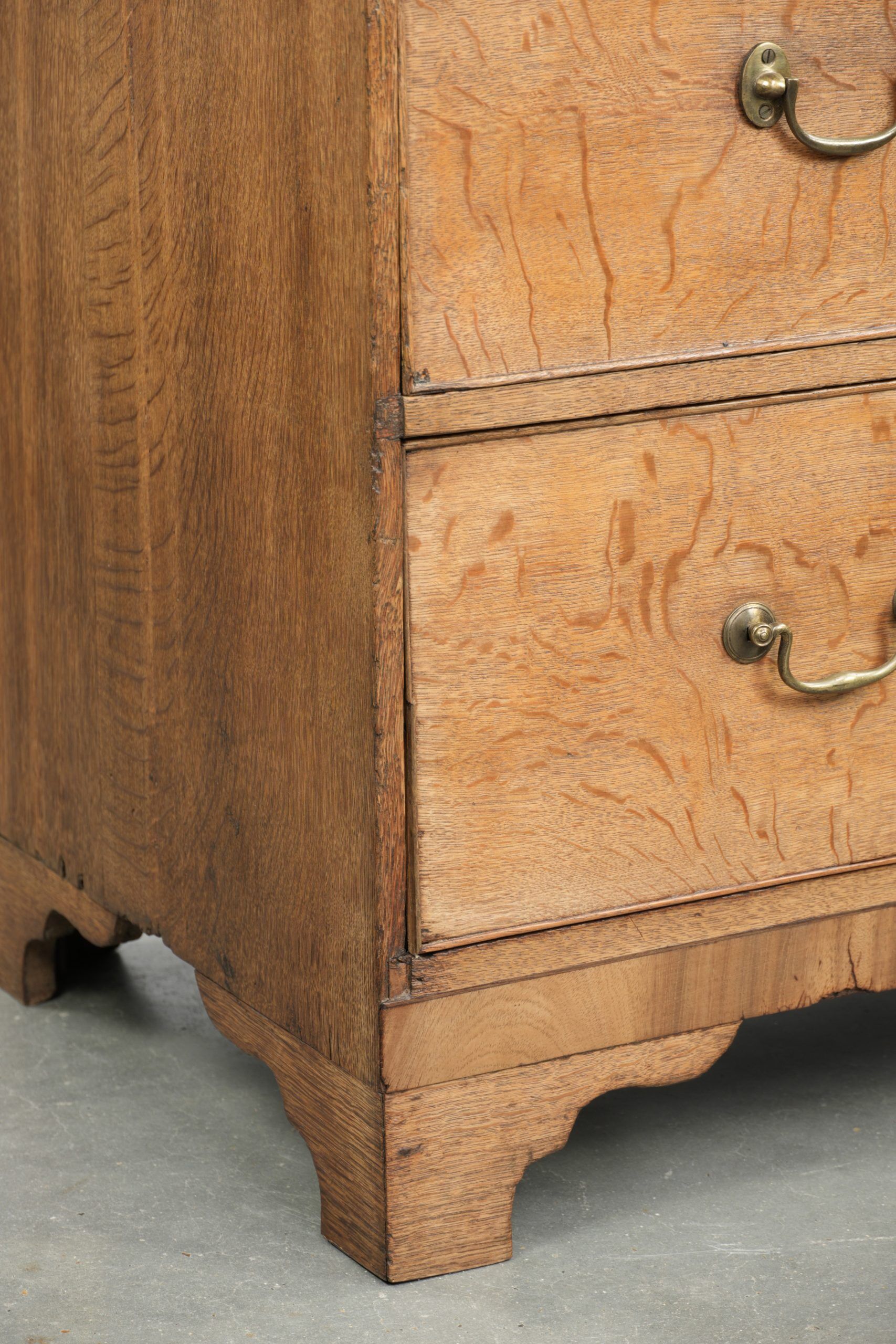 Large antique English blonde oak chest of drawers from the 18th century