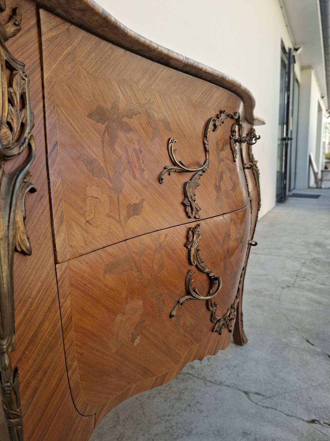 Commode style Louis XV en marqueterie et bois de rose