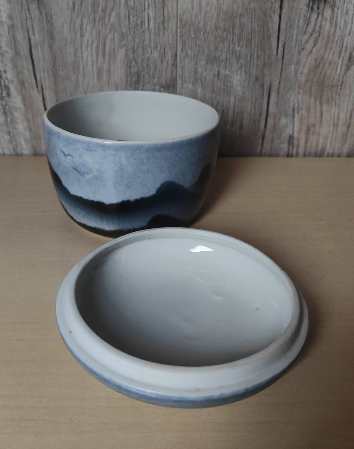 Blue covered pot with virebent