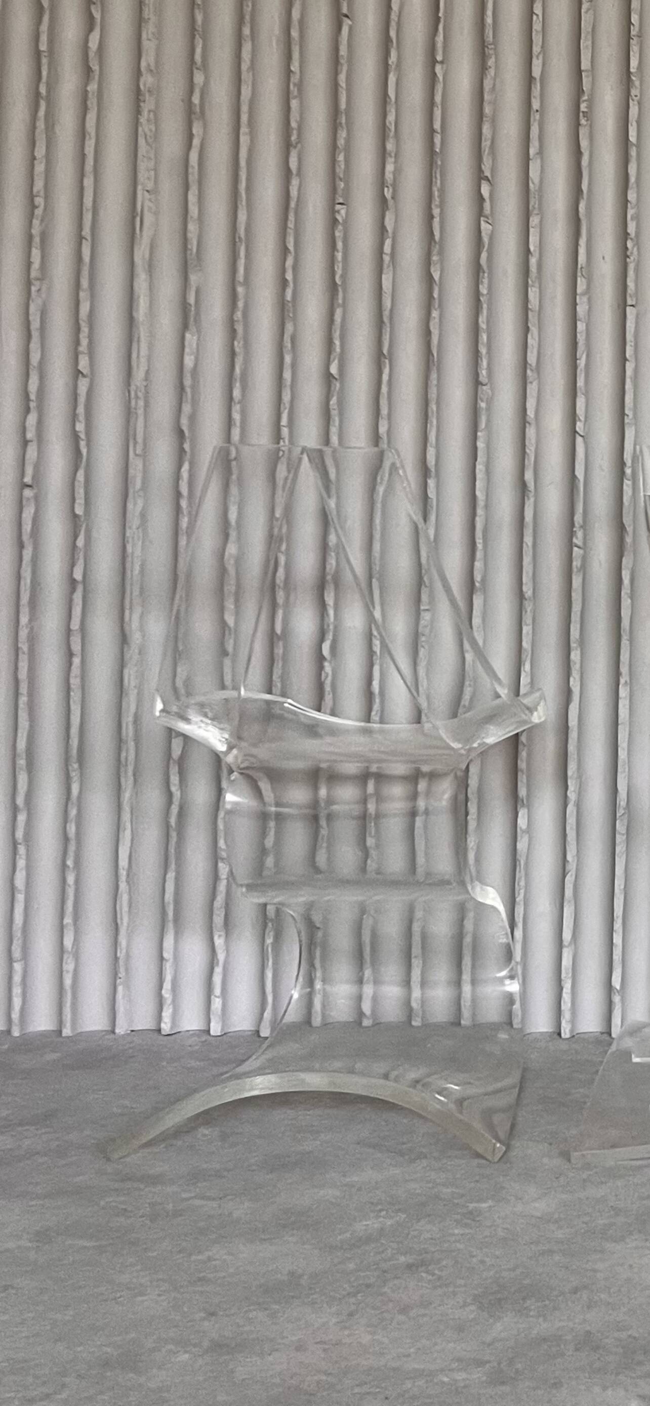 Ensemble rare de 4 chaises sculpturales en Lucite par Michel Dumas
