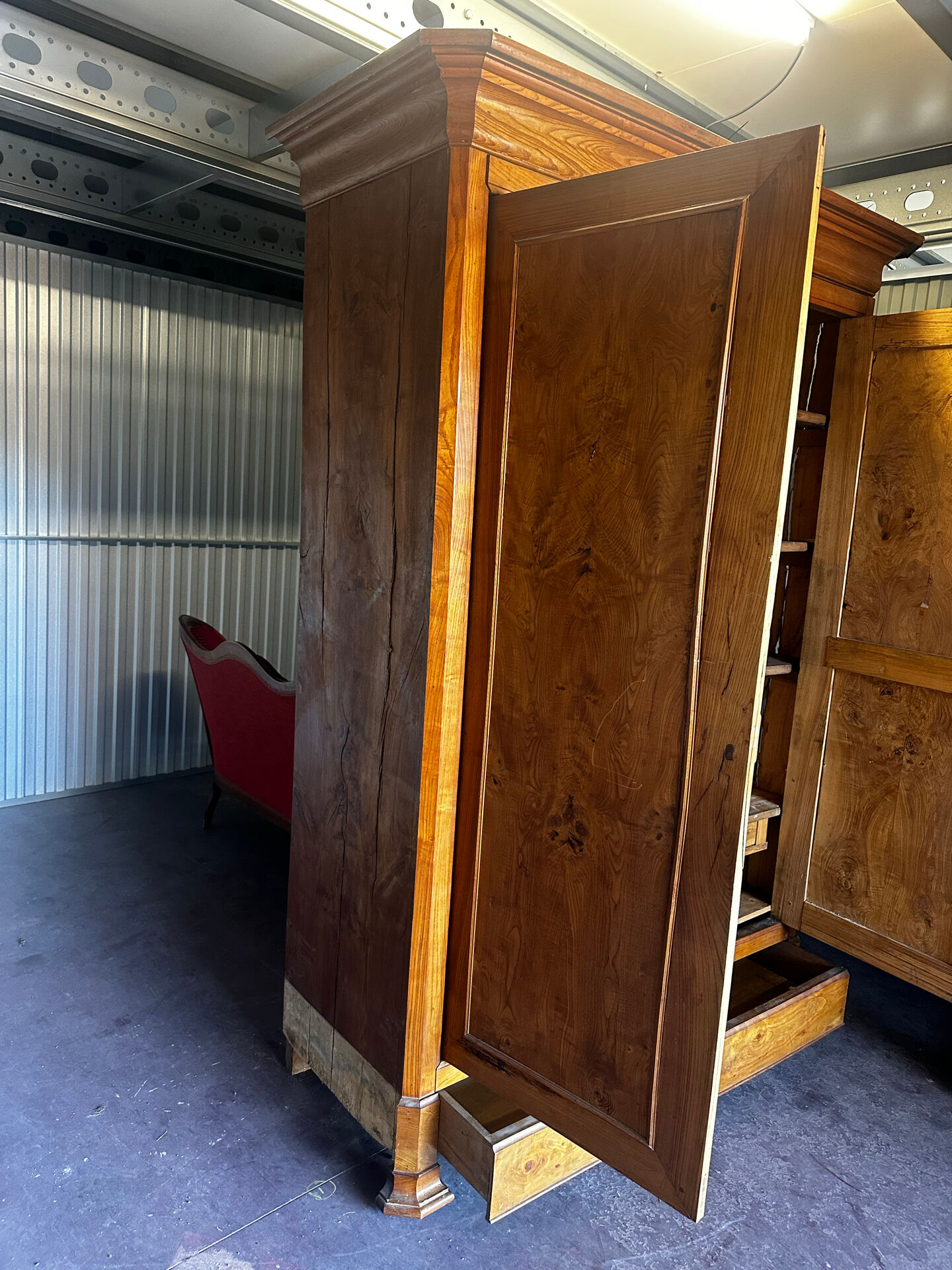 Armoire en orme massif d’époque Restauration, XIXe siècle