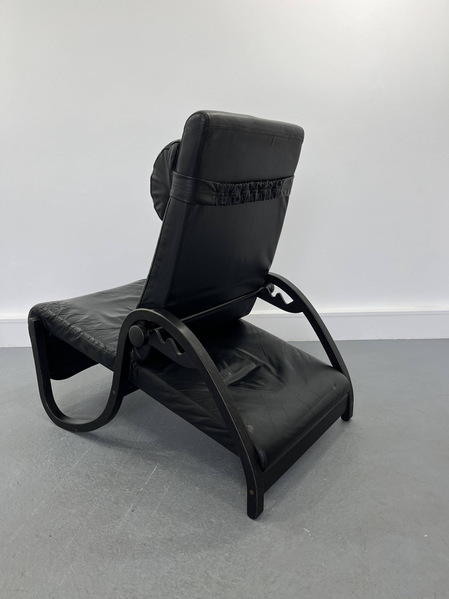 Sinus lying leather black chair from westnofa, 1970s