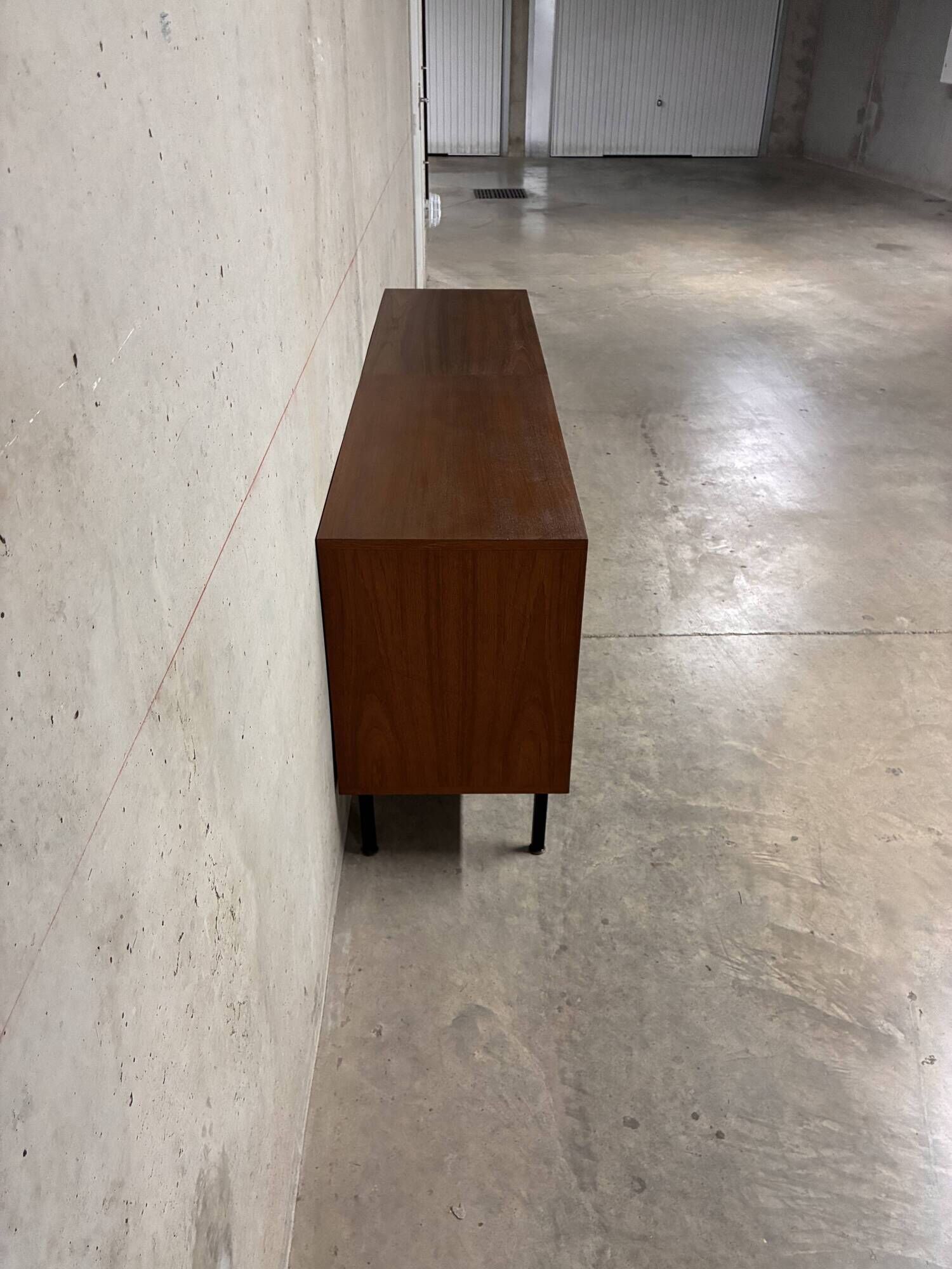 Enfilade vitrine commode moderniste teck Antoine Philippon et Jacqueline Le