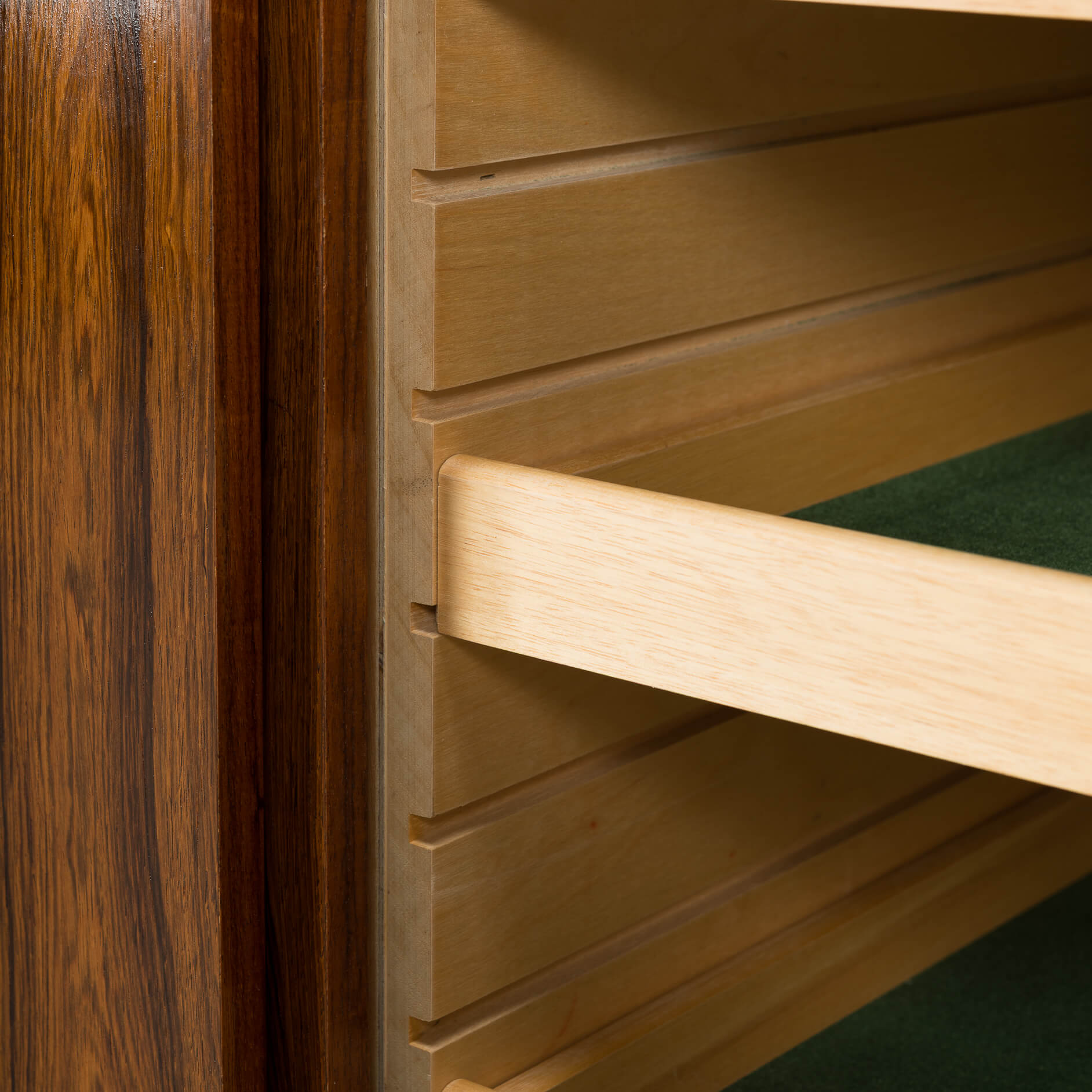 Enfilade en palissandre danois avec portes coulissantes par Hundevad & Co, années 1960.