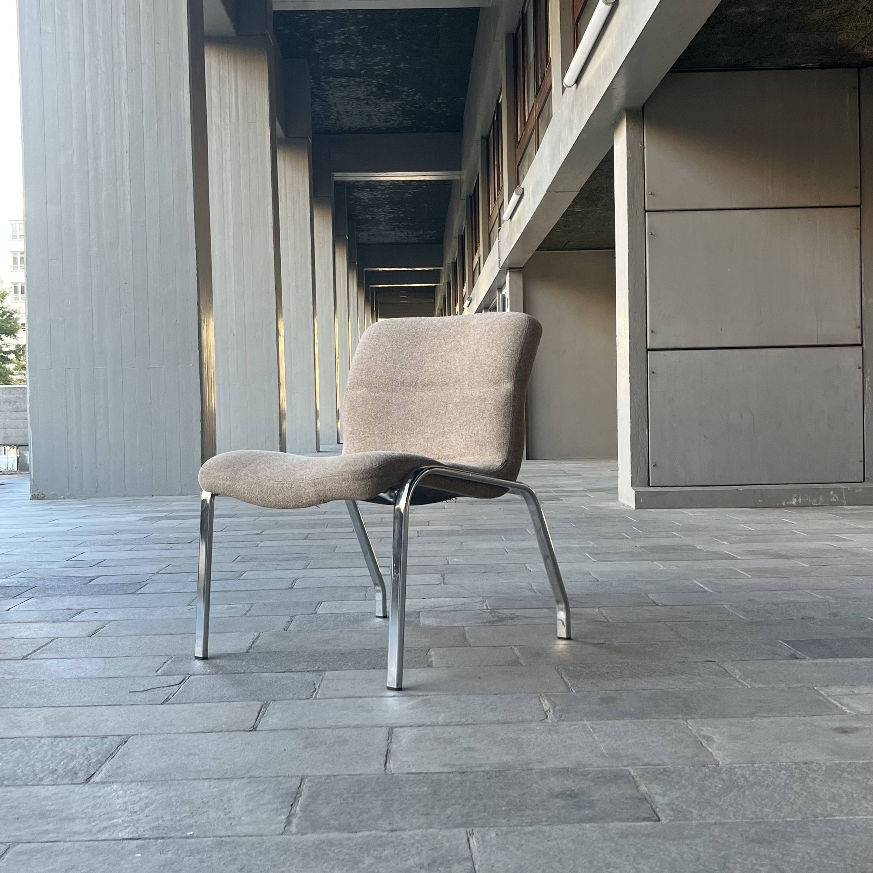 Fauteuil bas vintage chrome et tissu gris/beige