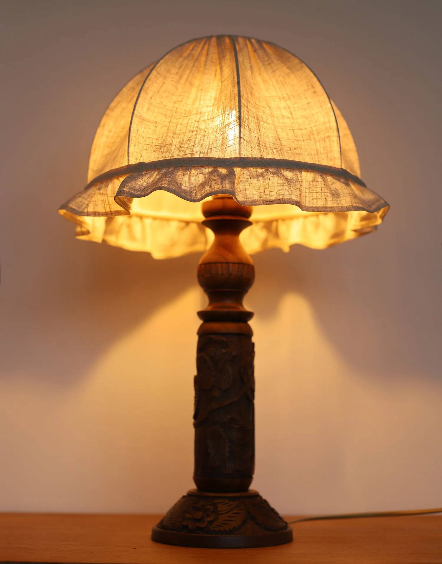 Lampe à poser en bois sculpté et abat-jour dôme, 1930