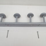 Porte manteaux 4 têtes en bois de couleur vieux gris clair