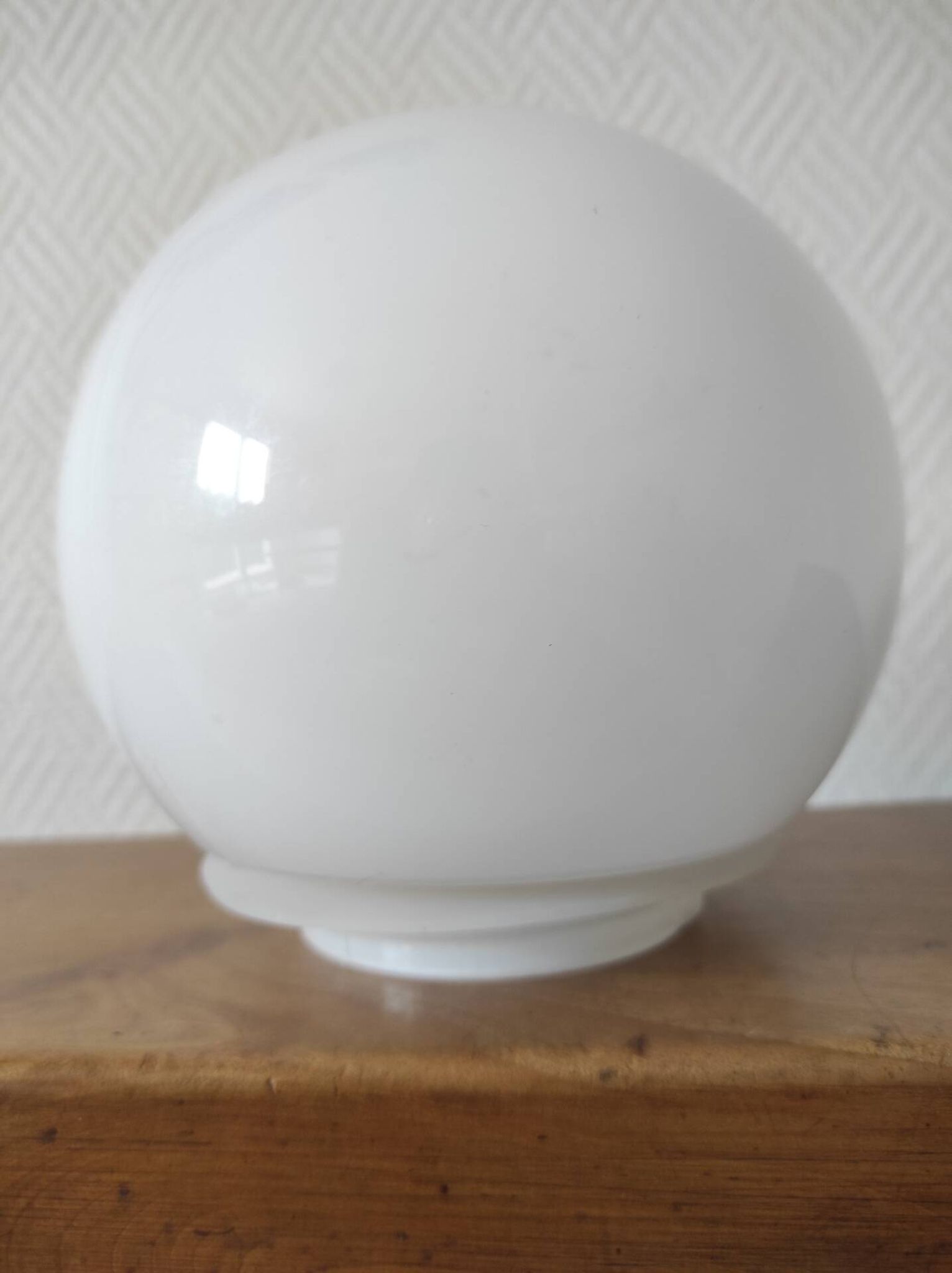 Globe de lampe en opaline moulé diamètre 16 cm