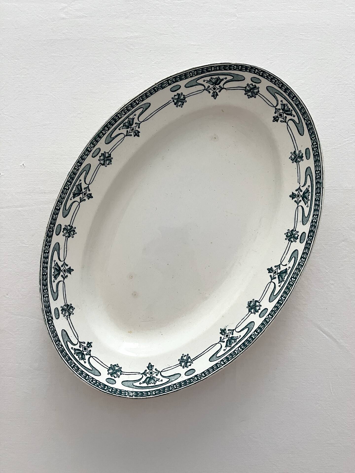 Oval iron earth plate "Mogador" Saint Amand