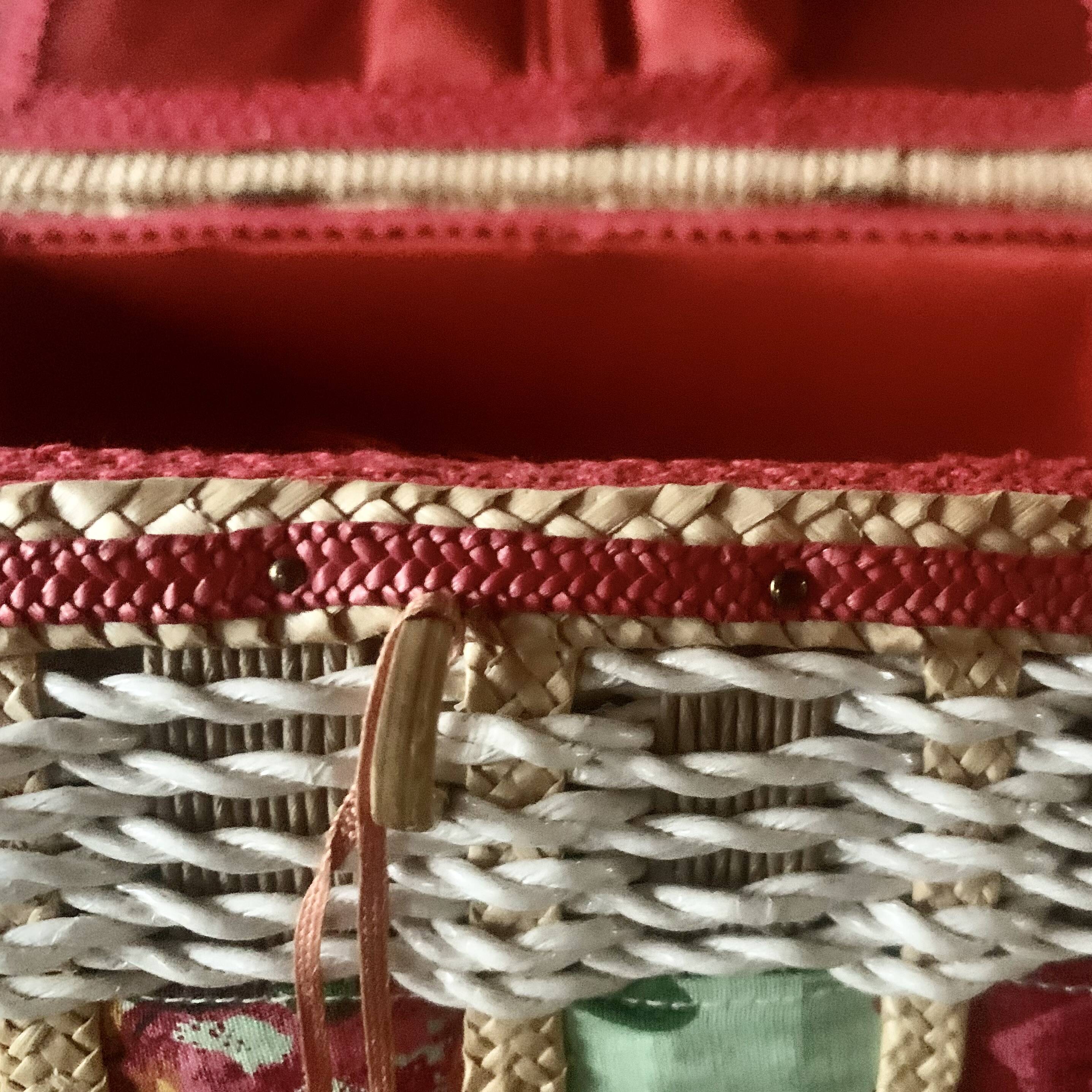 Vintage sewing basket in rattan and floral fabric