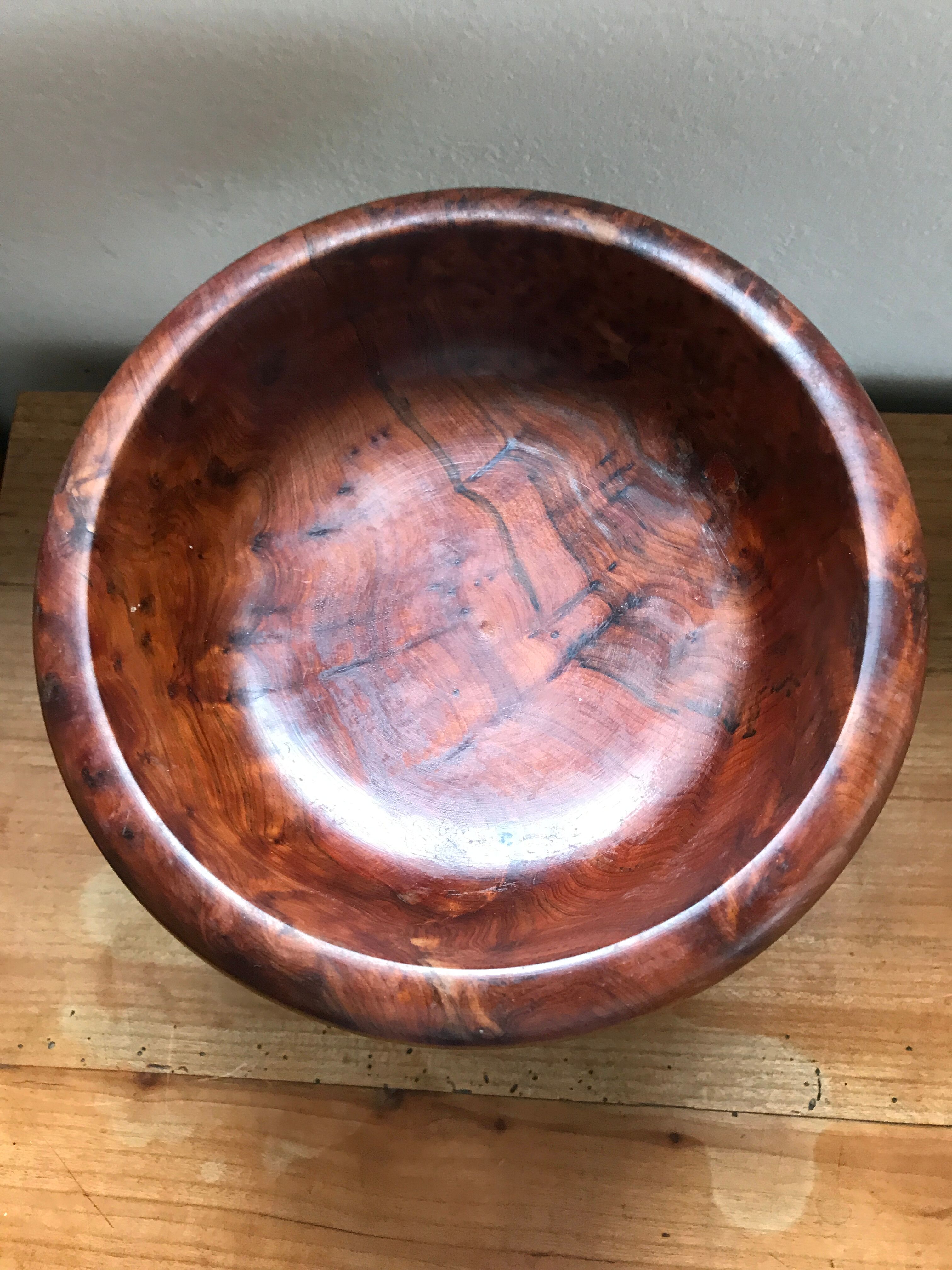 Turned wooden standing cut