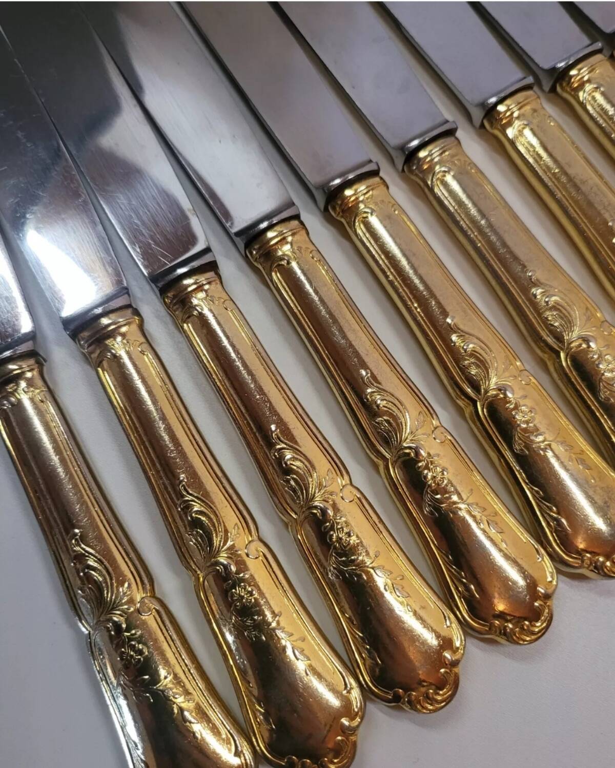 12 Couteaux de Table en Métal Doré