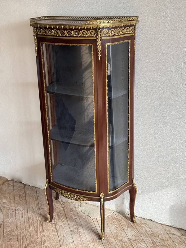 Vitrine aux verres bombés style Transition en acajou et laiton vers 1900