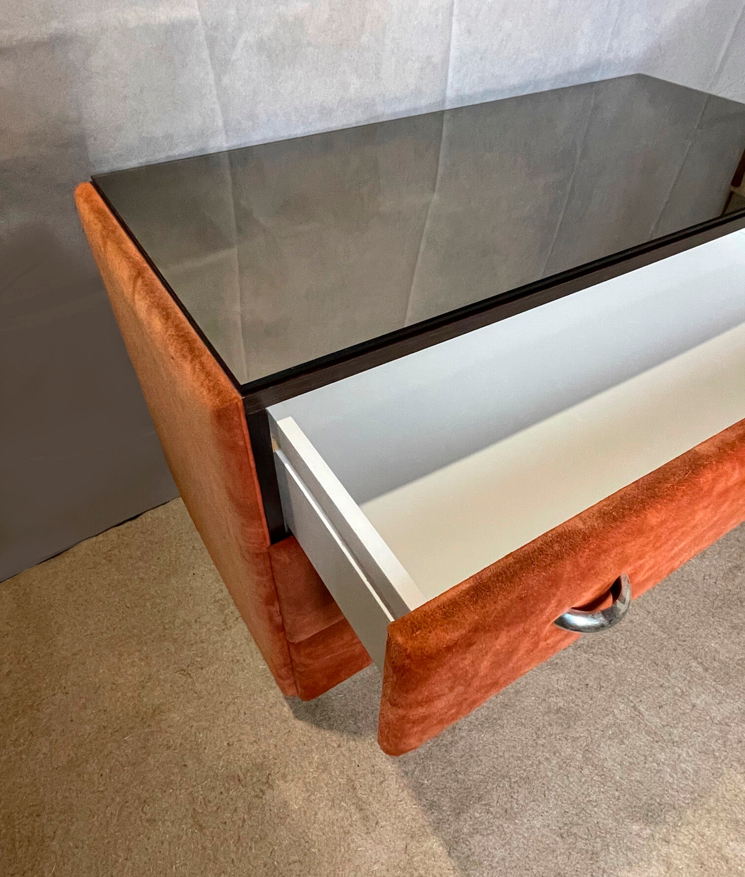 Commode en alcantara