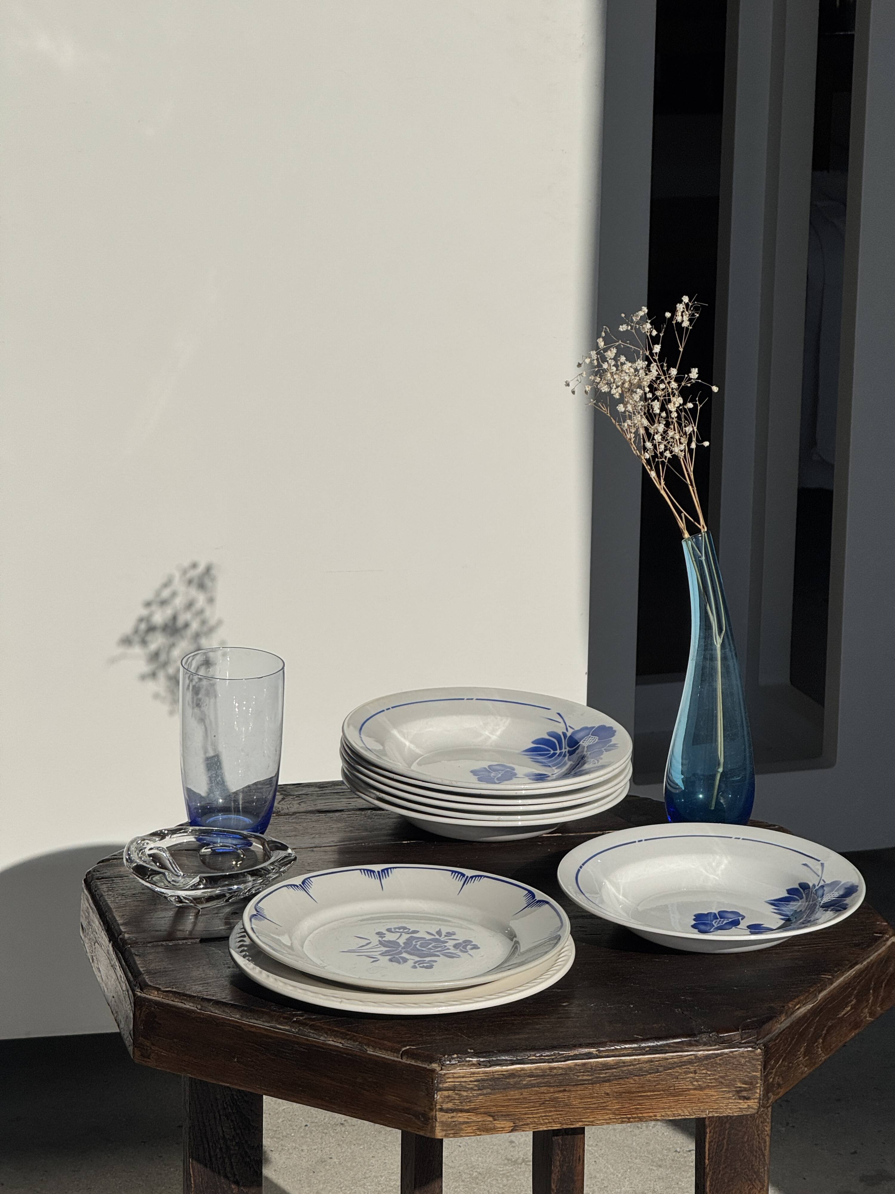 Decorative plate with blue flower pattern D25