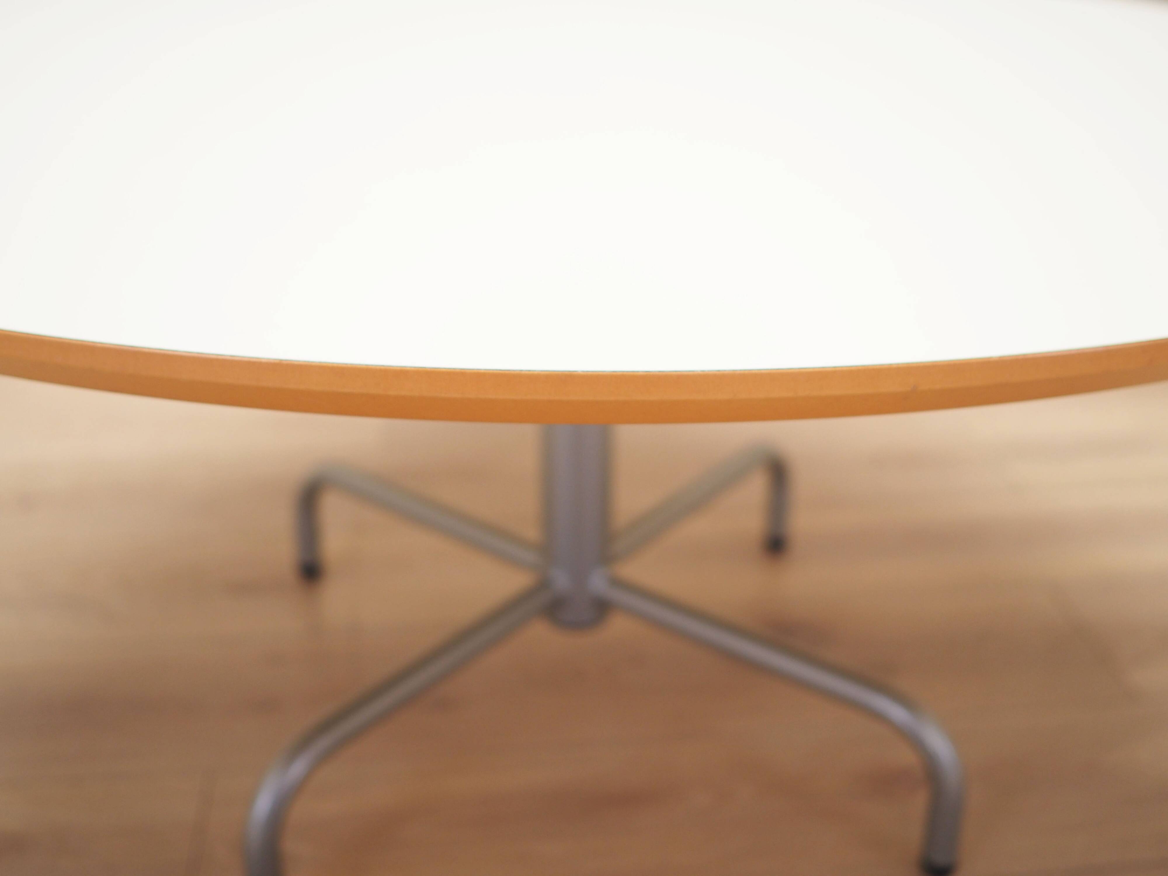 Round table, Danish design, 1990s, production: Denmark