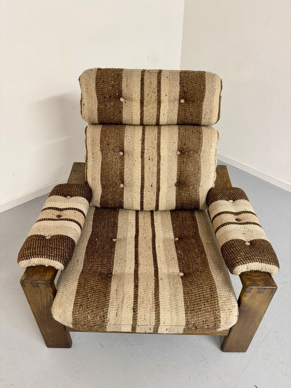 Vintage 1970s design armchair made of wood and fabric.