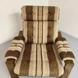 Vintage 1970s design armchair made of wood and fabric.