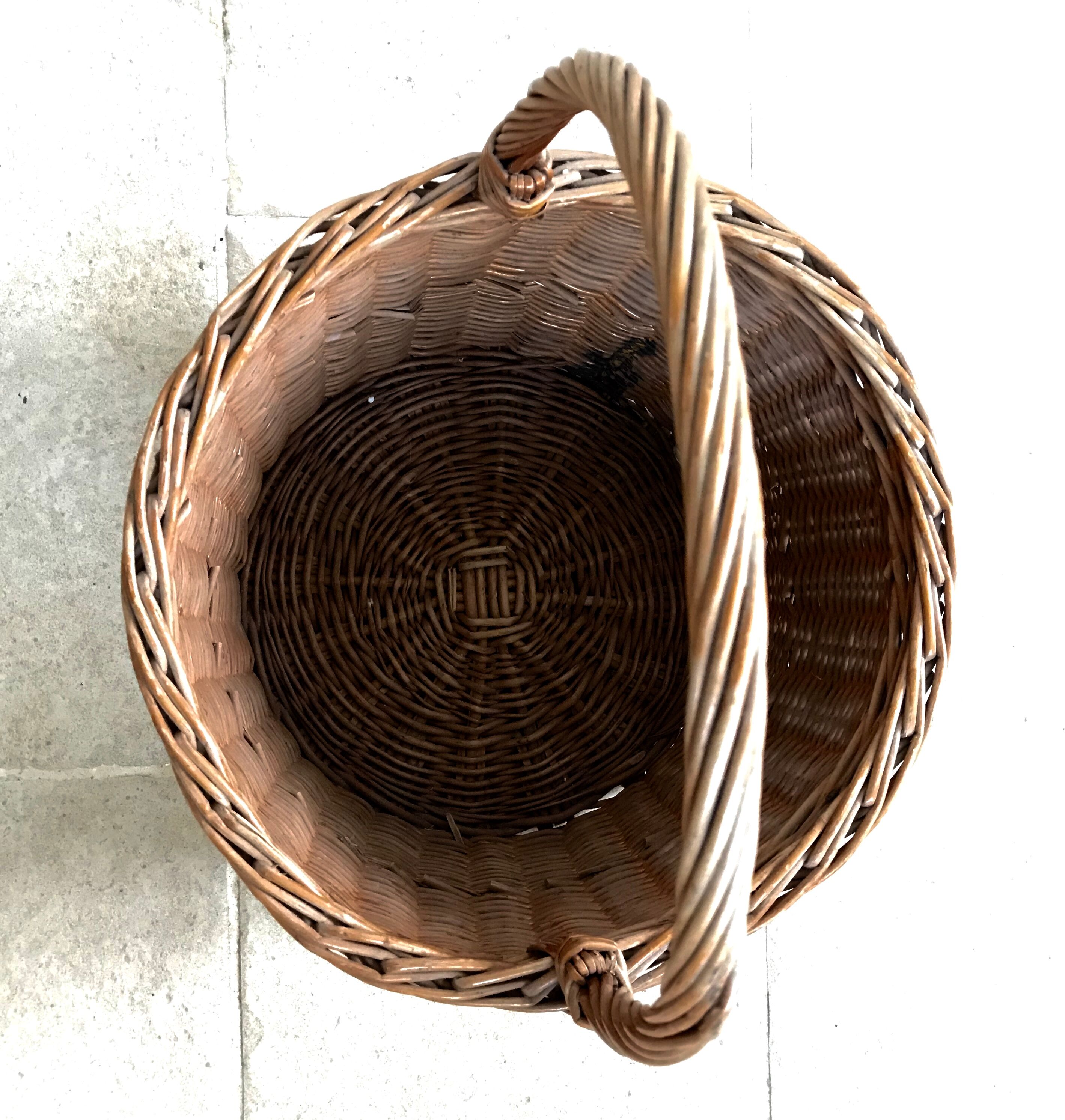 Round wicker basket