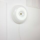 Grande applique murale italienne moderne du milieu du siècle en plexiglas et laiton