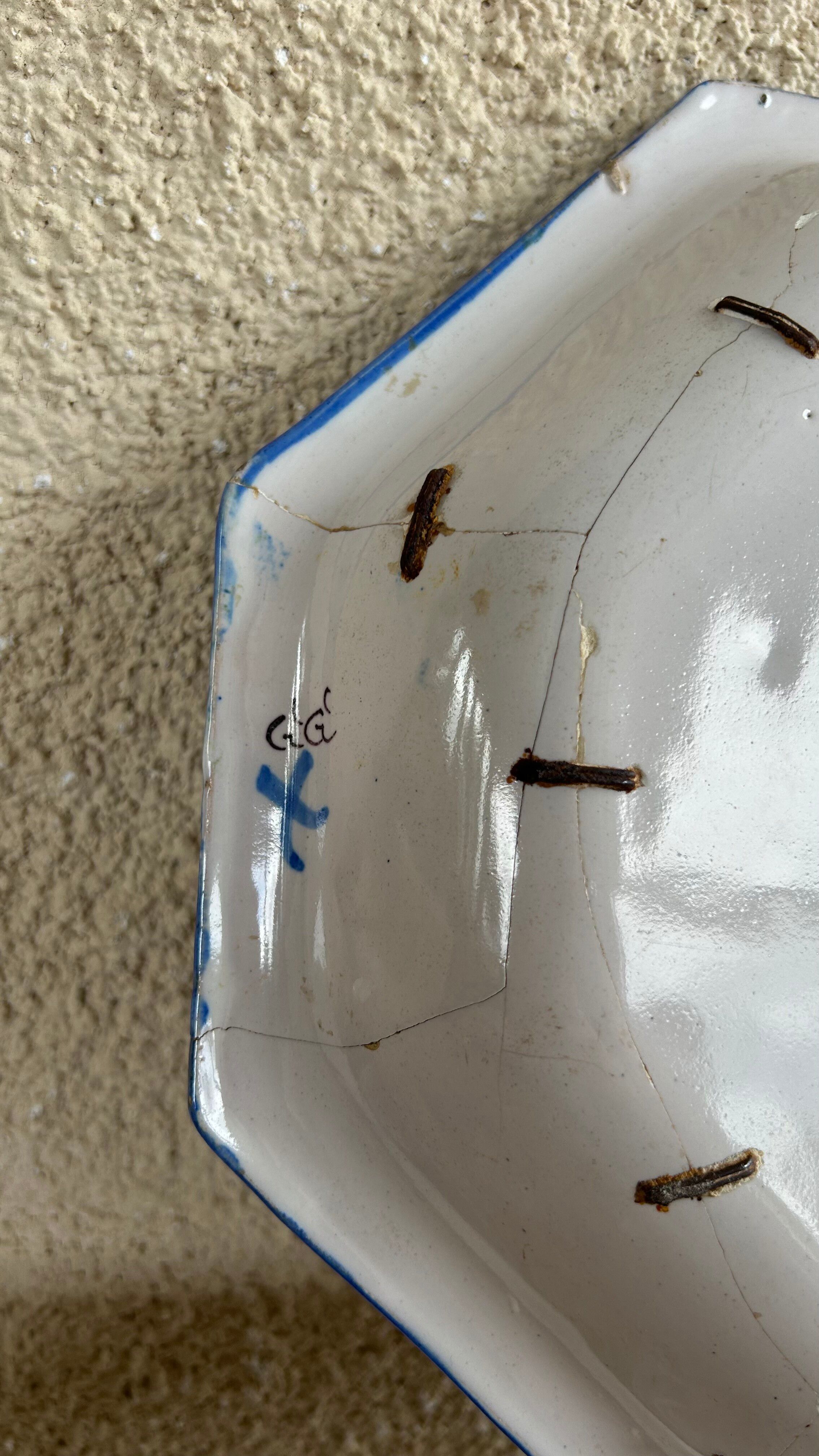 Antique octagonal plate in blue and white pottery with bird decoration.