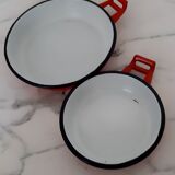 Set of 2 red enamelled dishes