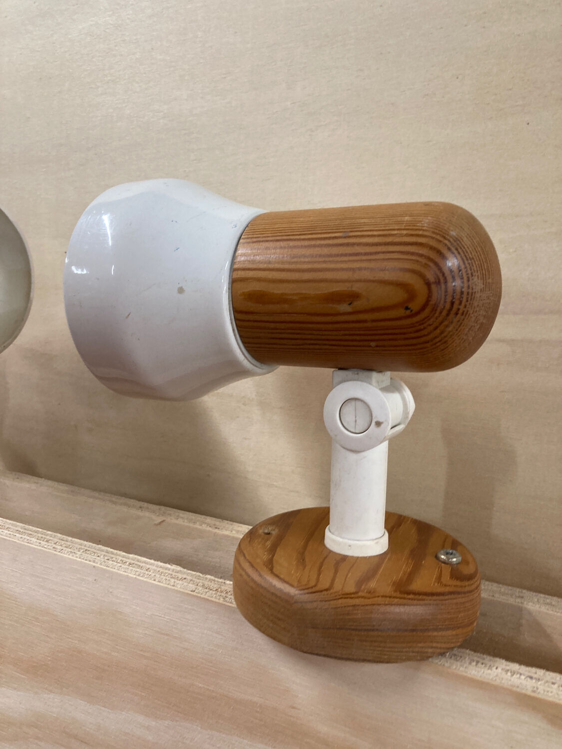 Pair of wall lights in pine and white metal 1980