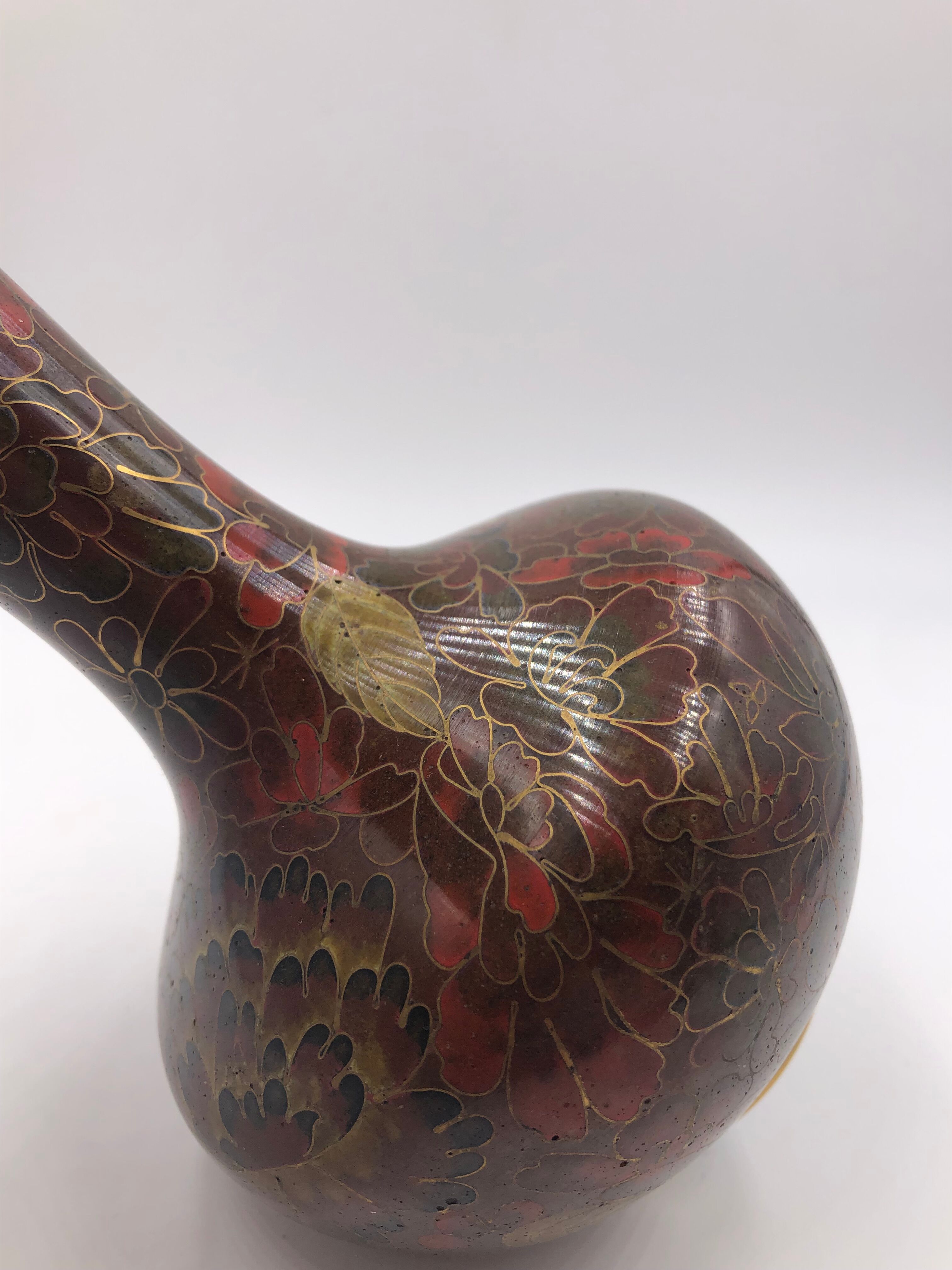 Asian vase XXth, Japan, copper and cloisonné enamels, decoration flowers red and gold.