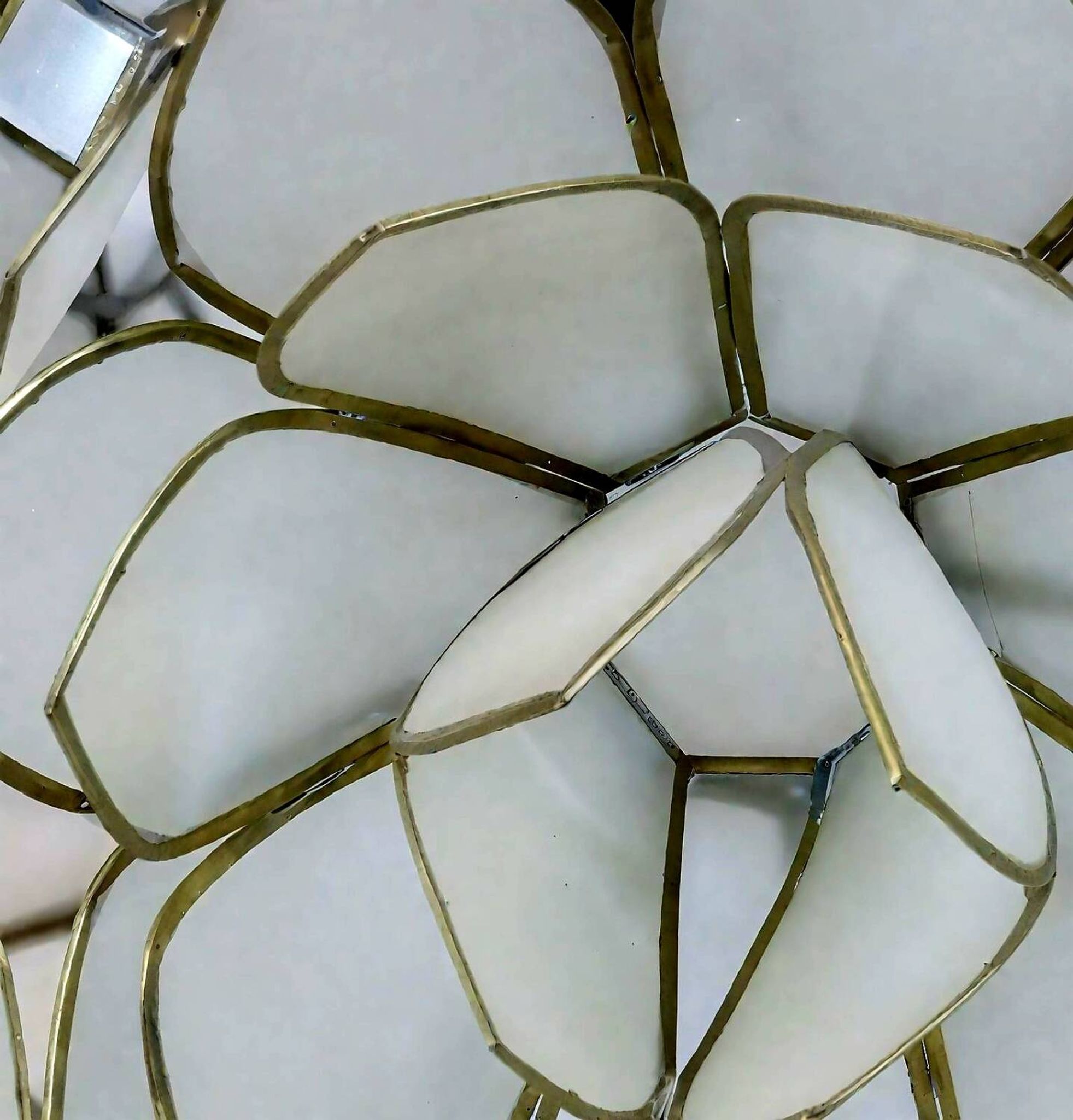 Suspension fleur en nacre & laiton – Allemagne circa 1970