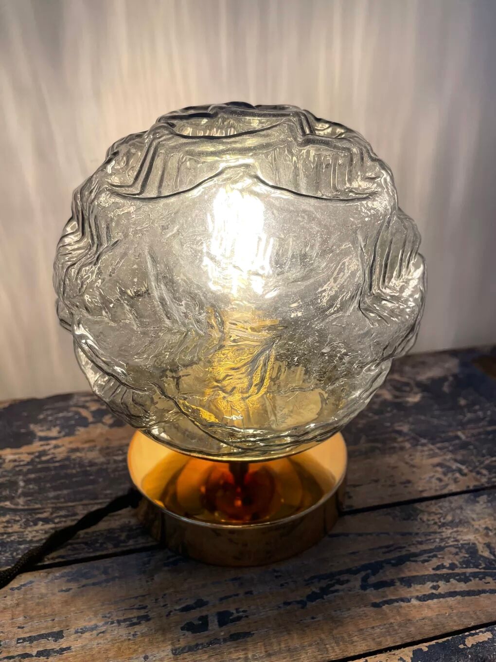 Vintage table lamp in electrified chiseled glass to nine