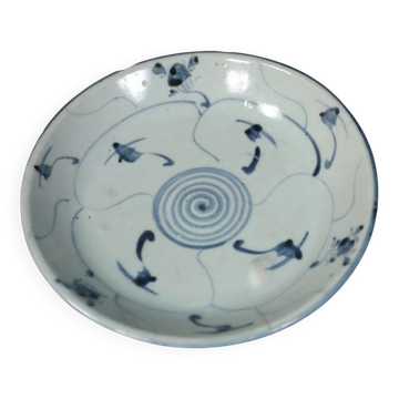 Chinese blue and white dish with spiral lotus decoration – Fujian, c.1800