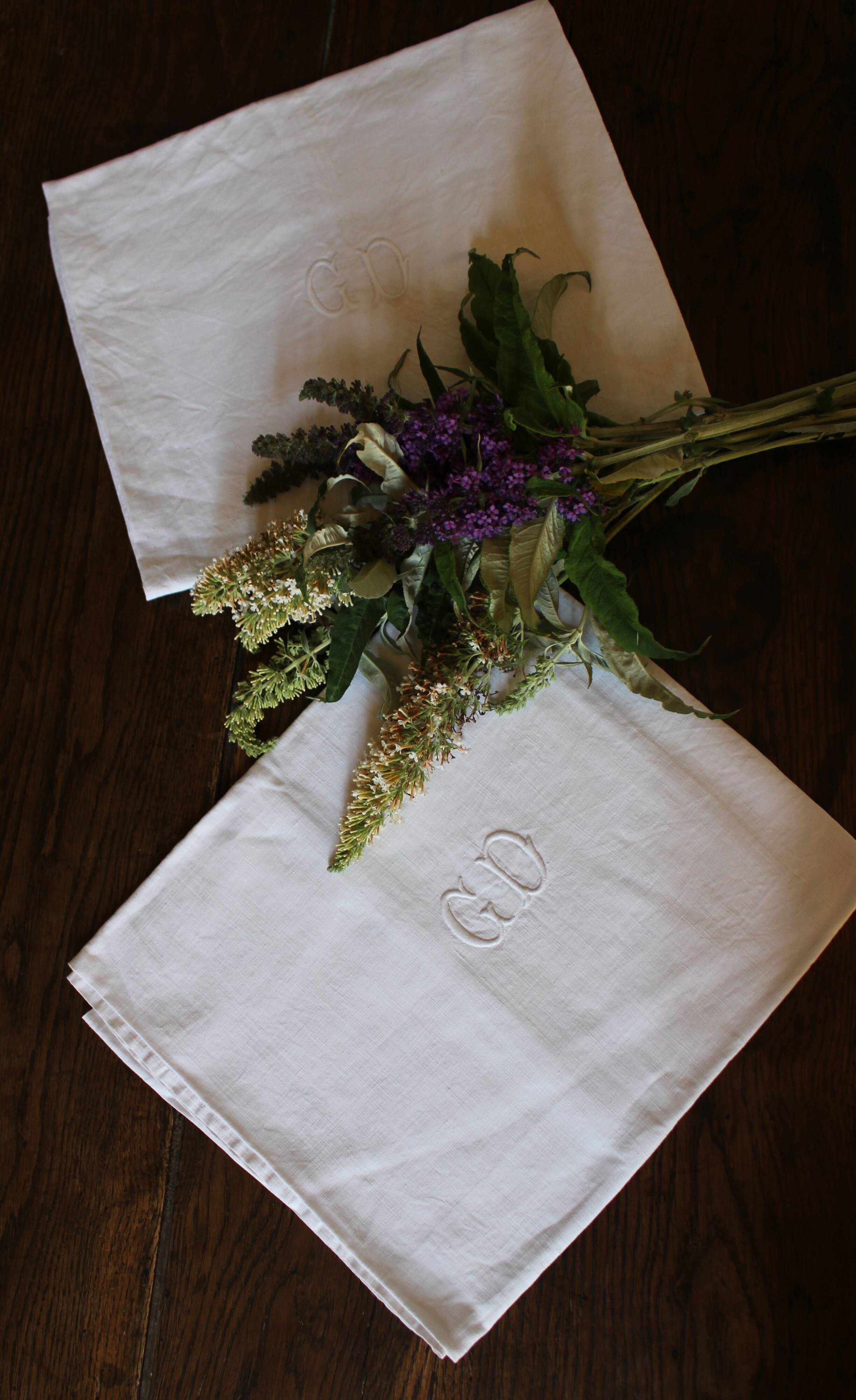 Un Lot de 2 serviettes de table lin blanc monogrammes G D
