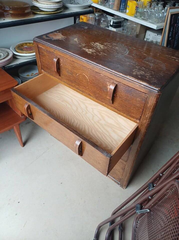 Commode ancienne en chêne, signée Bobby & Co Ltd.